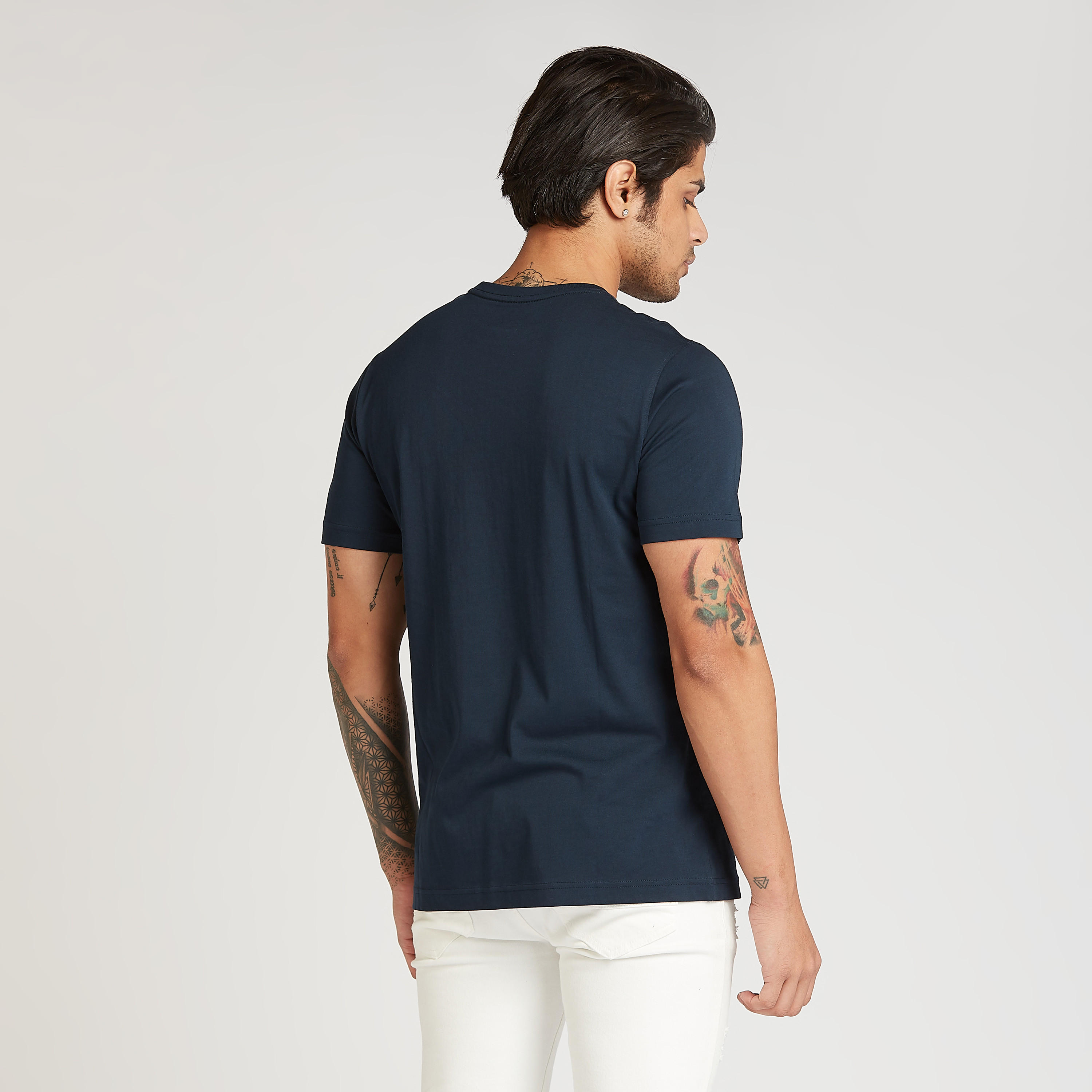 تيشيرت سليم بياقة ضيقة وأكمام قصيرة وطبعات تايبوغرافيك-men-clothing-tshirtsandpolos-tshirts-image-4