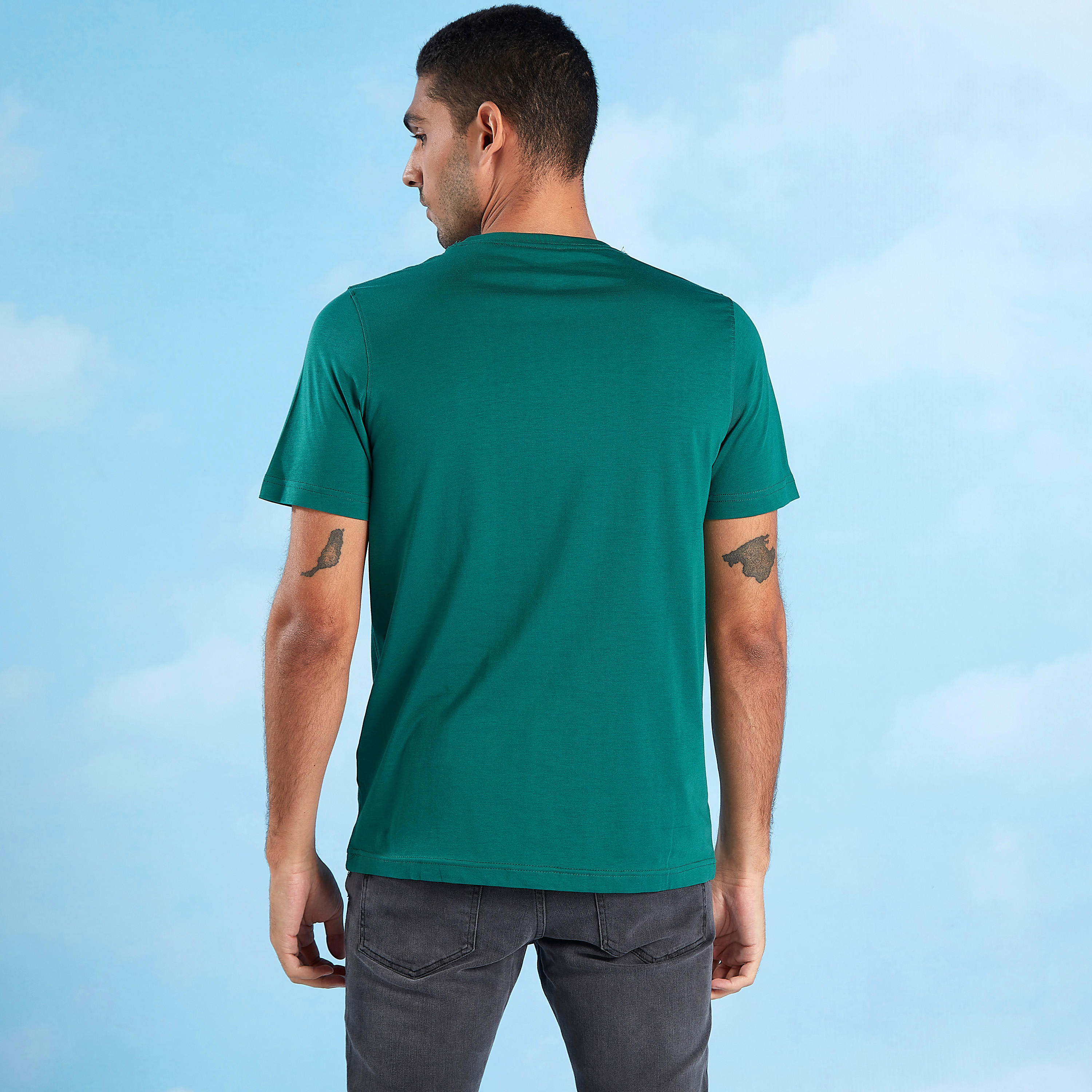 تيشيرت مستدام سليم فيت بياقة ضيقة وأكمام قصيرة وطبعات-men-clothing-tshirtsandpolos-tshirts-image-4