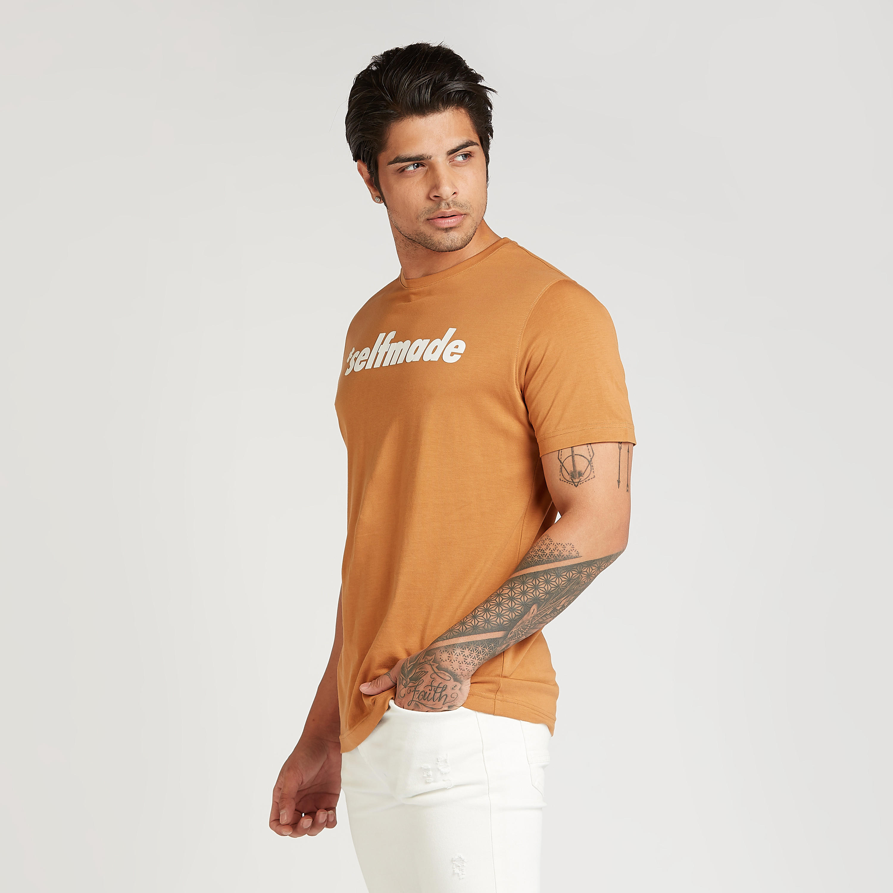 تيشيرت مستدام بياقة ضيّقة وأكمام قصيرة وطبعات تايبوجرافيك-men-clothing-tshirtsandpolos-tshirts-image-1