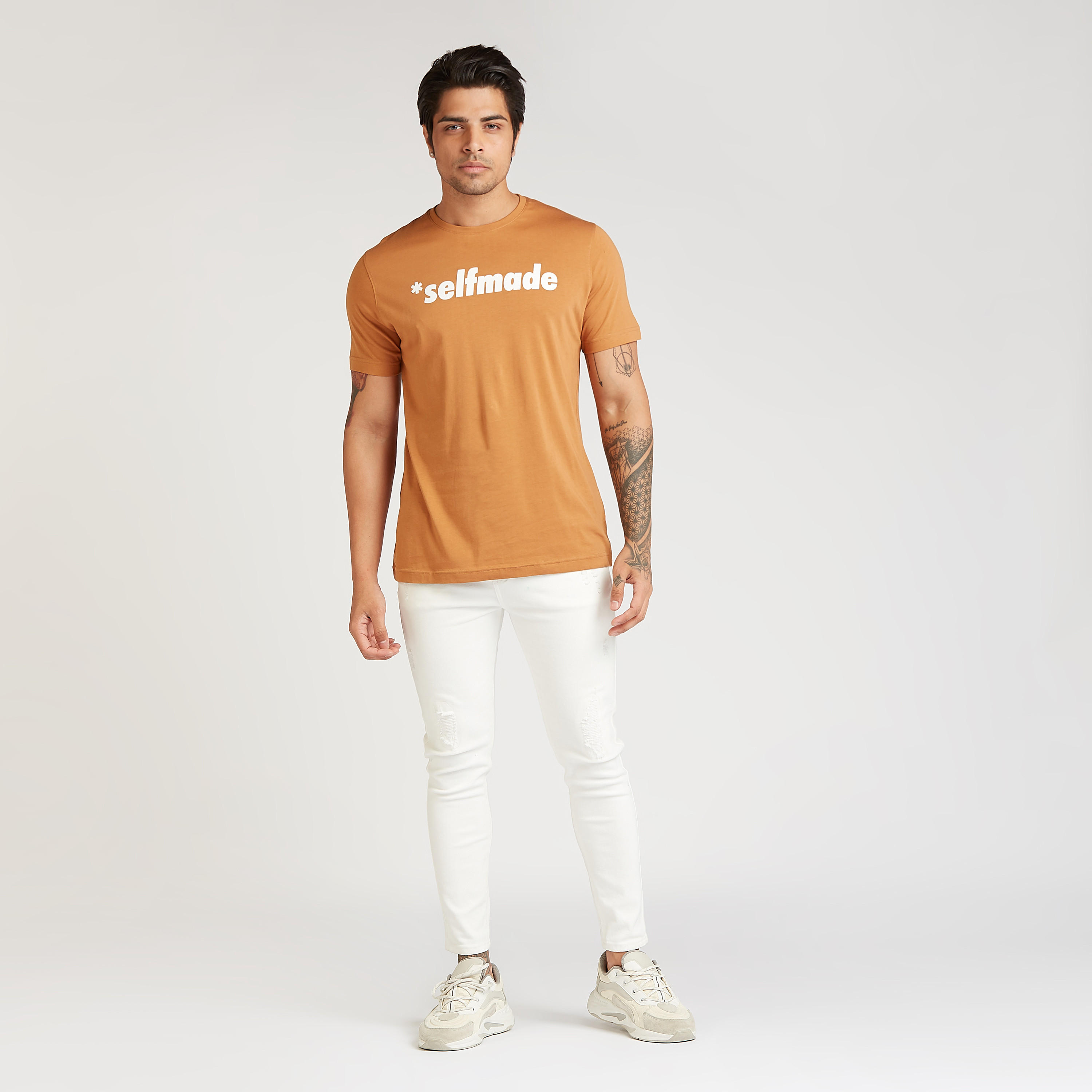 تيشيرت مستدام بياقة ضيّقة وأكمام قصيرة وطبعات تايبوجرافيك-men-clothing-tshirtsandpolos-tshirts-image-2