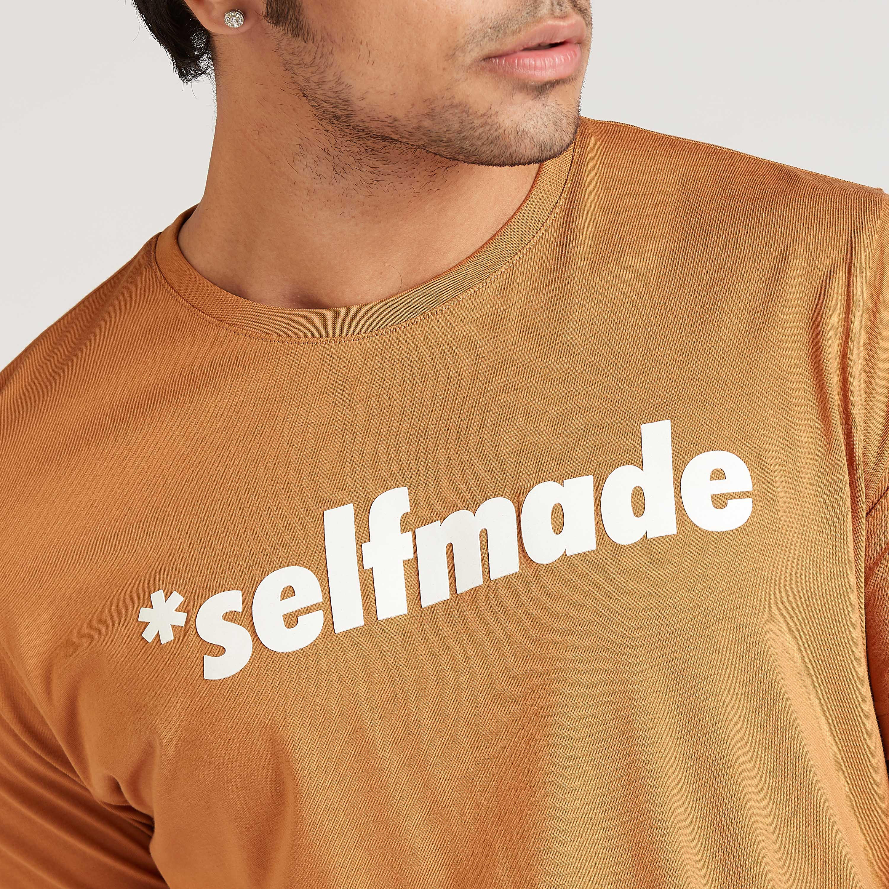 تيشيرت مستدام بياقة ضيّقة وأكمام قصيرة وطبعات تايبوجرافيك-men-clothing-tshirtsandpolos-tshirts-image-3
