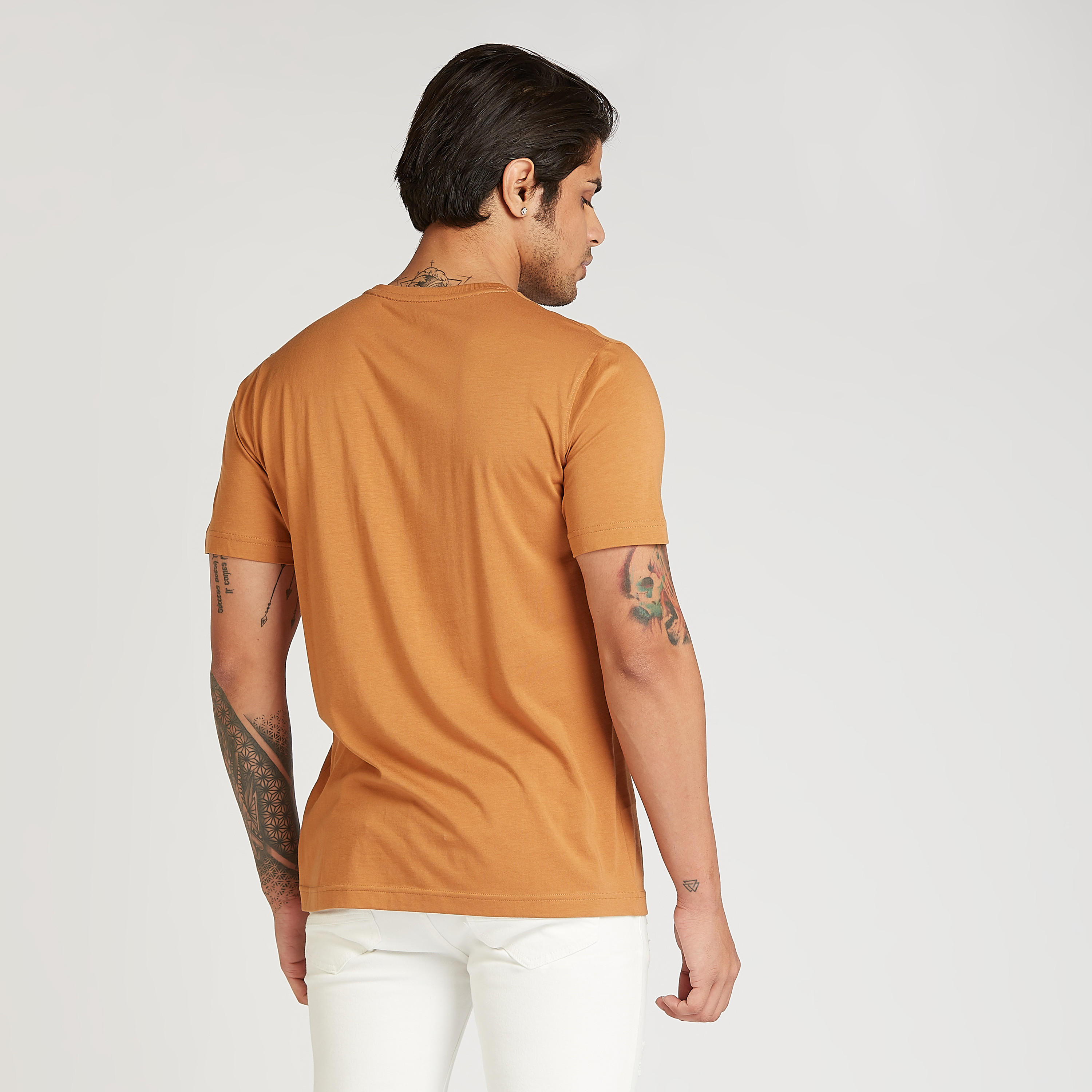 تيشيرت مستدام بياقة ضيّقة وأكمام قصيرة وطبعات تايبوجرافيك-men-clothing-tshirtsandpolos-tshirts-image-4