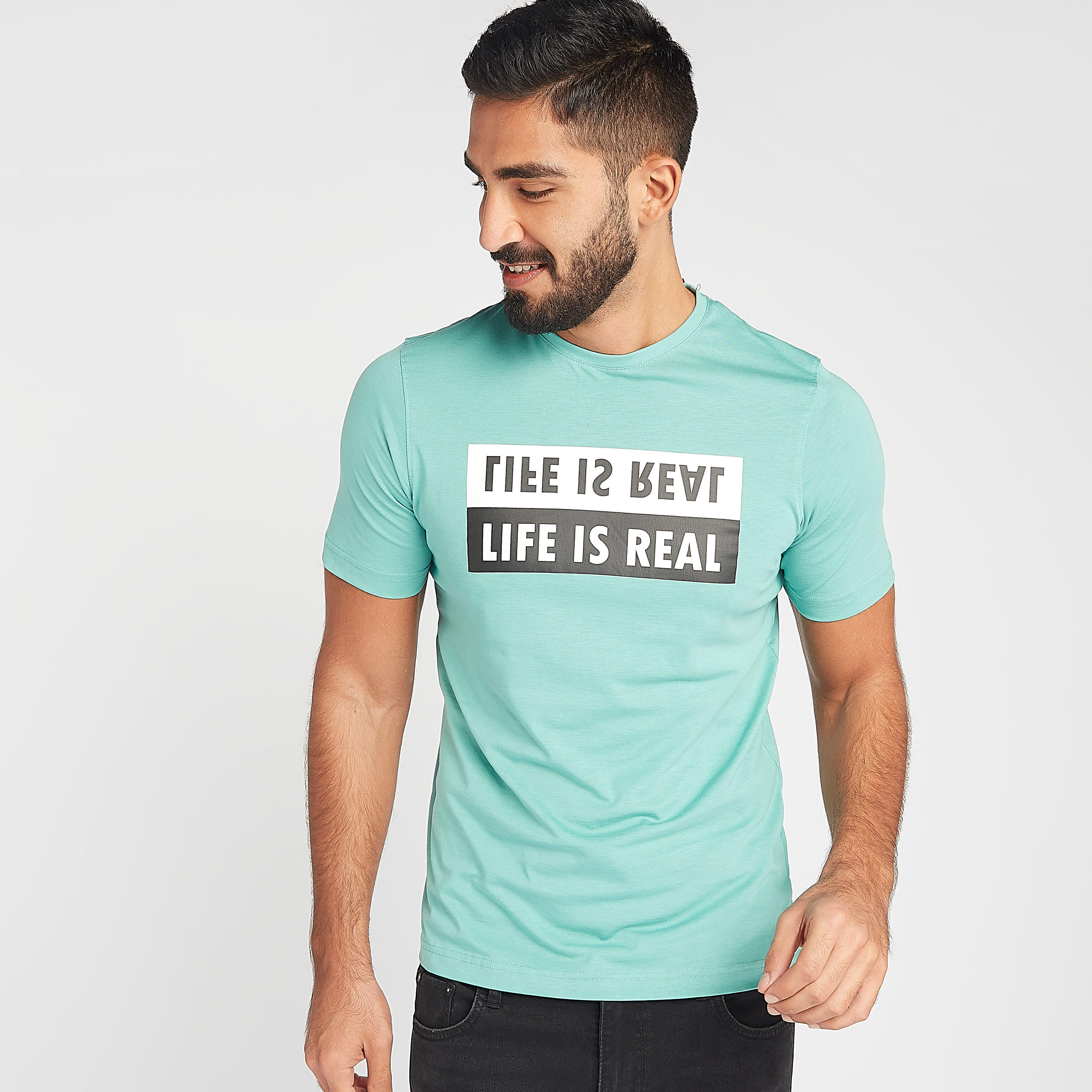 تيشيرت مستدام بياقة ضيّقة وأكمام قصيرة وطبعات شعار-men-clothing-tshirtsandpolos-tshirts-image-1