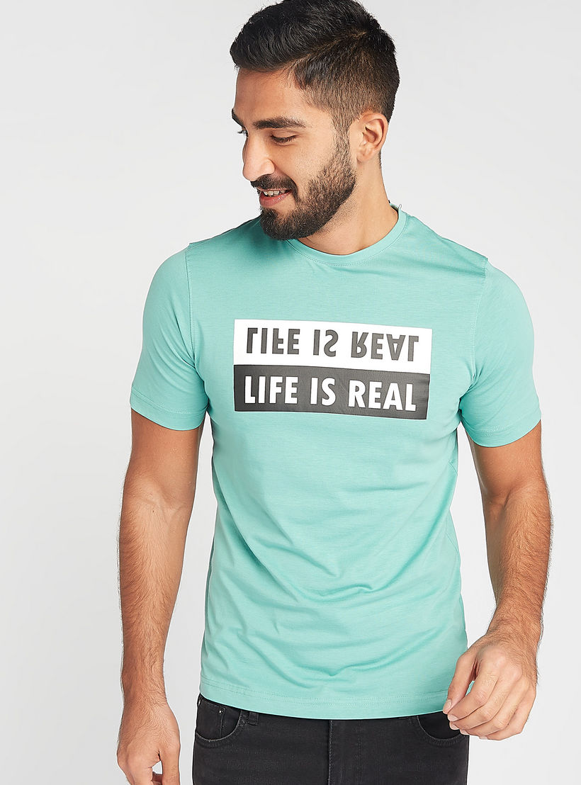 تيشيرت مستدام بياقة ضيّقة وأكمام قصيرة وطبعات شعار-men-clothing-tshirtsandpolos-tshirts-image-1