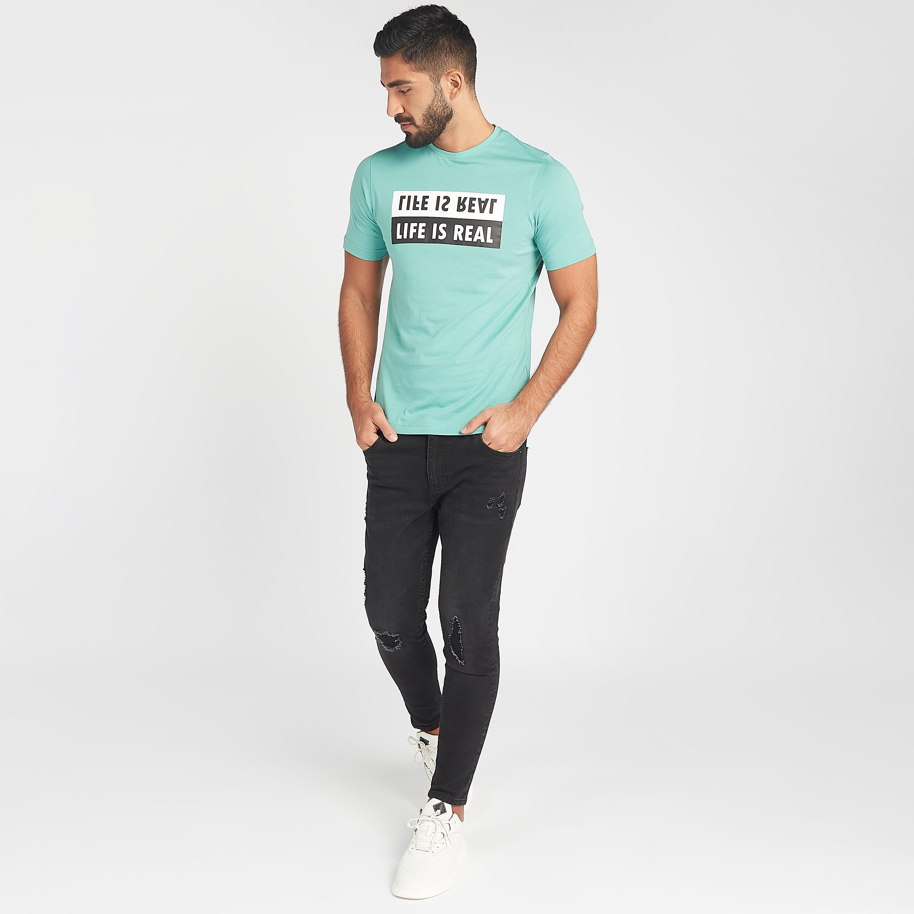 تيشيرت مستدام بياقة ضيّقة وأكمام قصيرة وطبعات شعار-men-clothing-tshirtsandpolos-tshirts-image-2