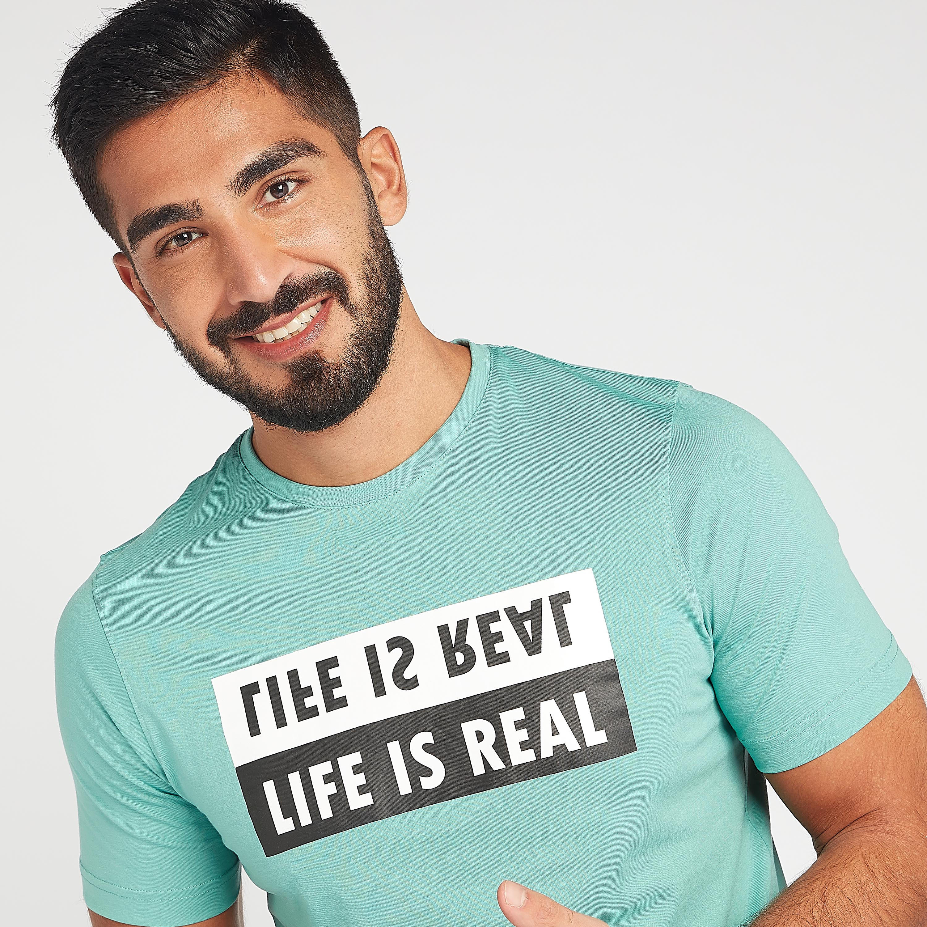 تيشيرت مستدام بياقة ضيّقة وأكمام قصيرة وطبعات شعار-men-clothing-tshirtsandpolos-tshirts-image-3