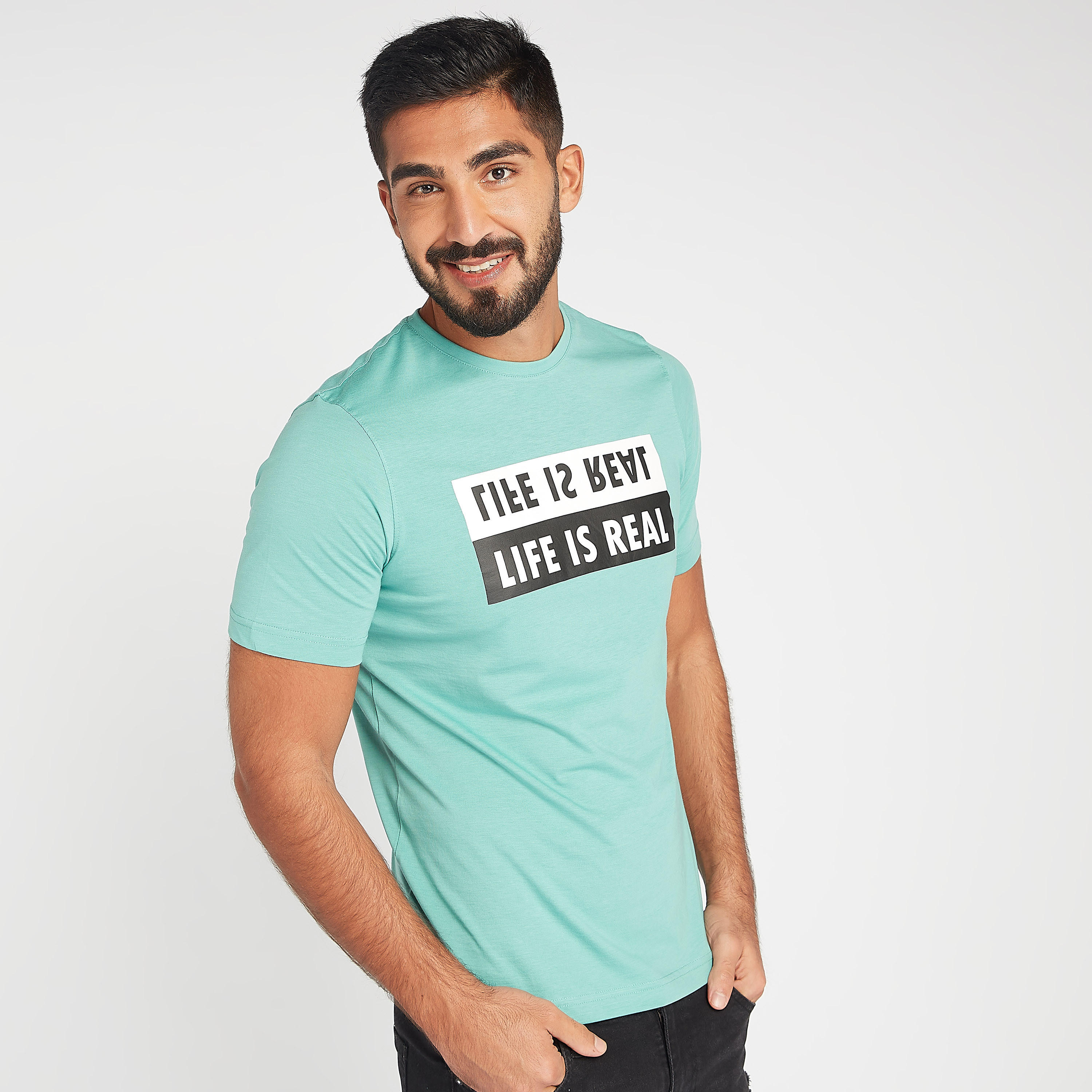 تيشيرت مستدام بياقة ضيّقة وأكمام قصيرة وطبعات شعار-men-clothing-tshirtsandpolos-tshirts-image-5