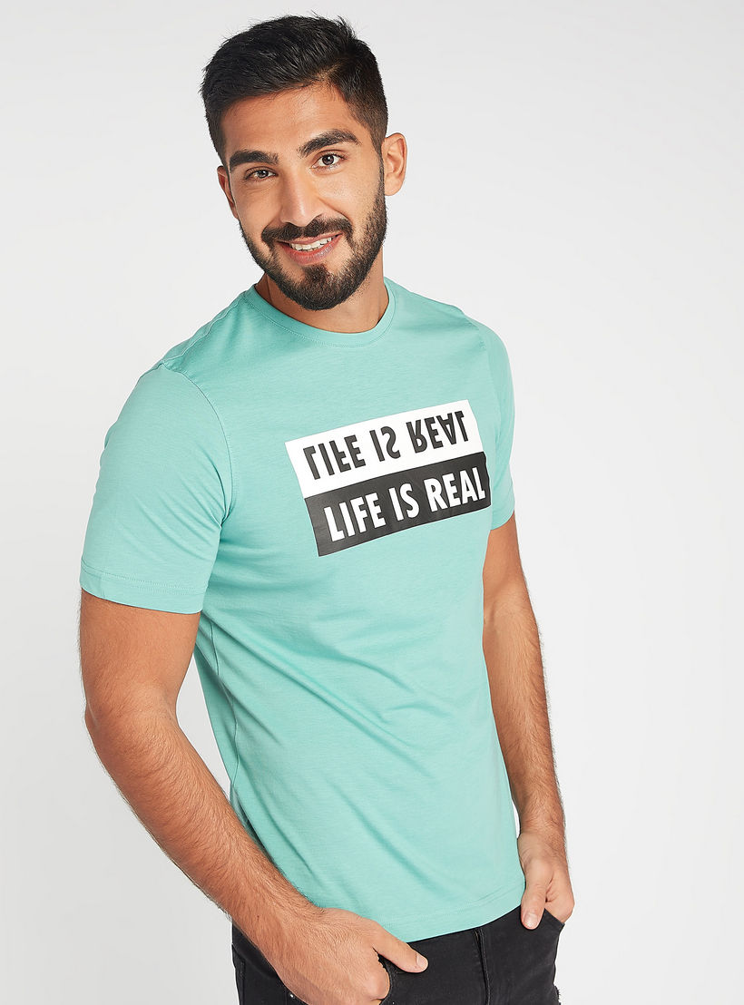 تيشيرت مستدام بياقة ضيّقة وأكمام قصيرة وطبعات شعار-men-clothing-tshirtsandpolos-tshirts-image-5