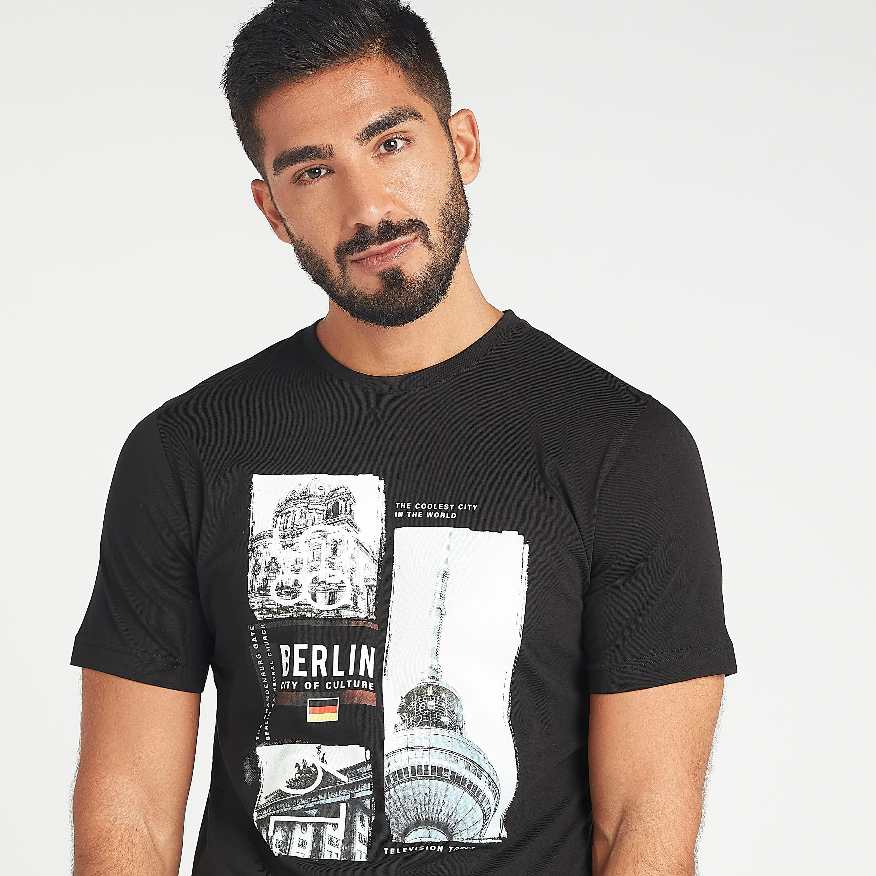 تيشيرت مستدام سليم فيت بطبعات جرافيك وياقة ضيقة-men-clothing-tshirtsandpolos-tshirts-image-1
