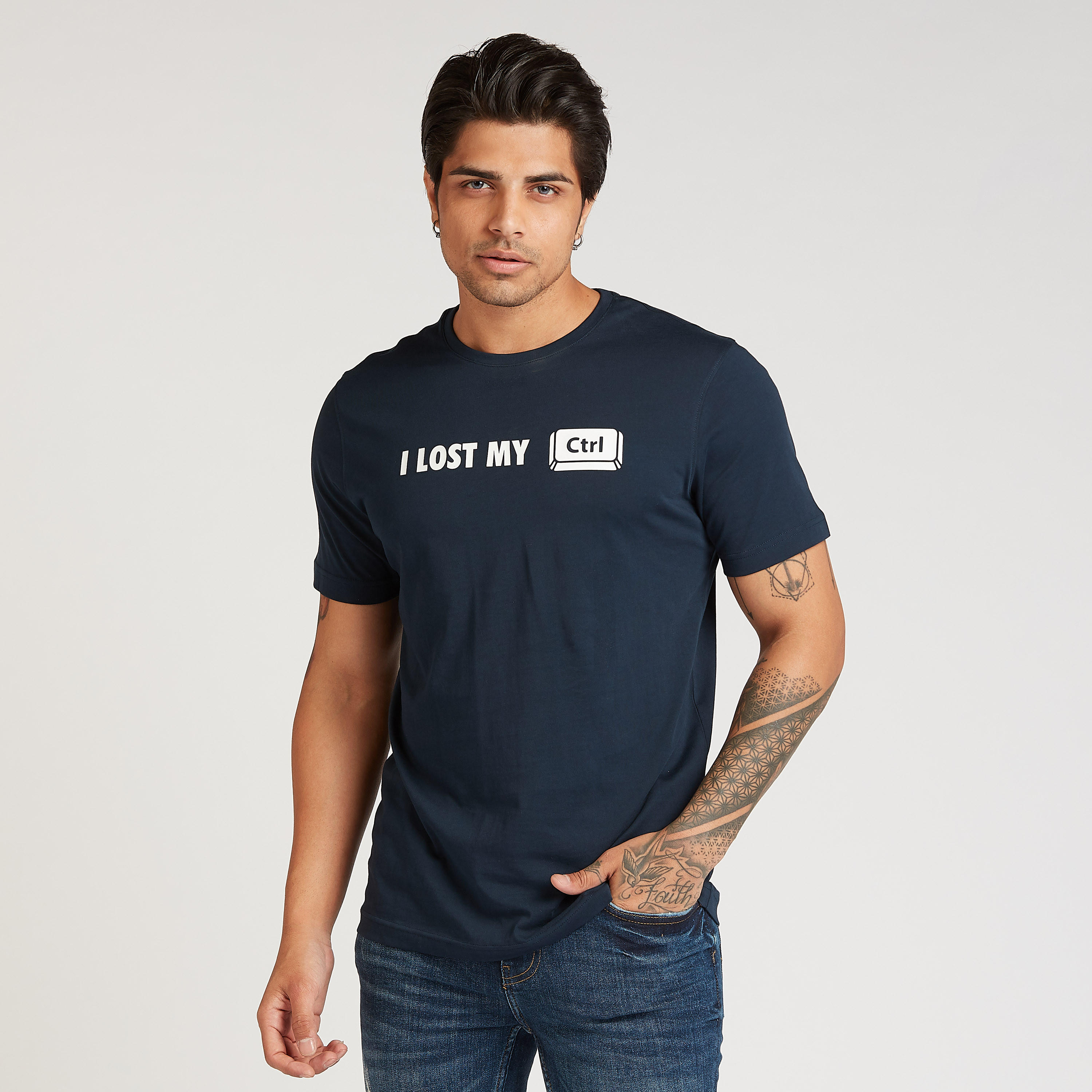تيشيرت مستدام سليم بياقة ضيقة وطبعات تايبوغرافيك-men-clothing-tshirtsandpolos-tshirts-image-1