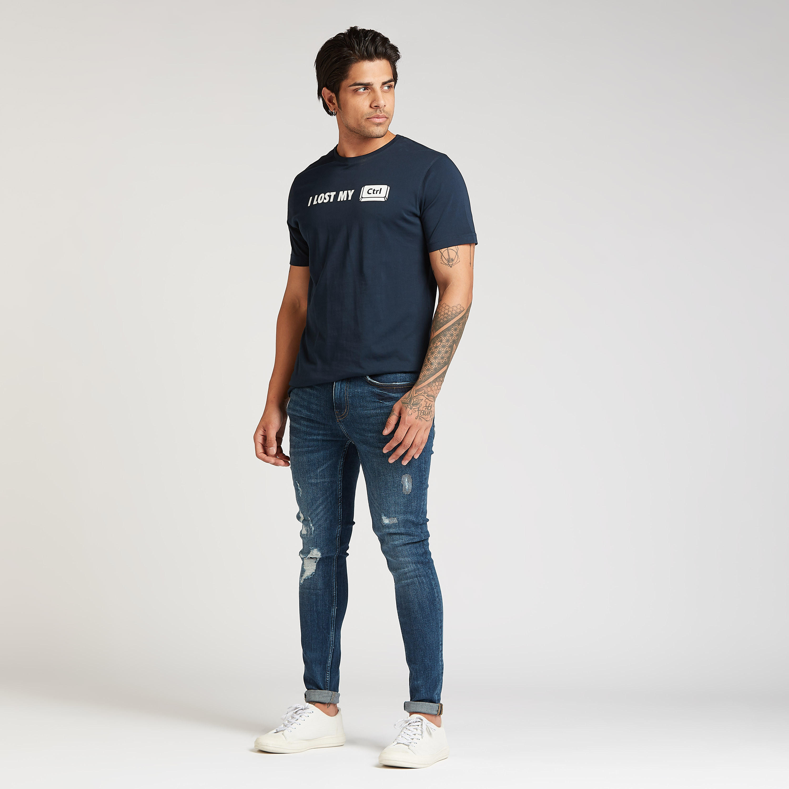 تيشيرت مستدام سليم بياقة ضيقة وطبعات تايبوغرافيك-men-clothing-tshirtsandpolos-tshirts-image-2