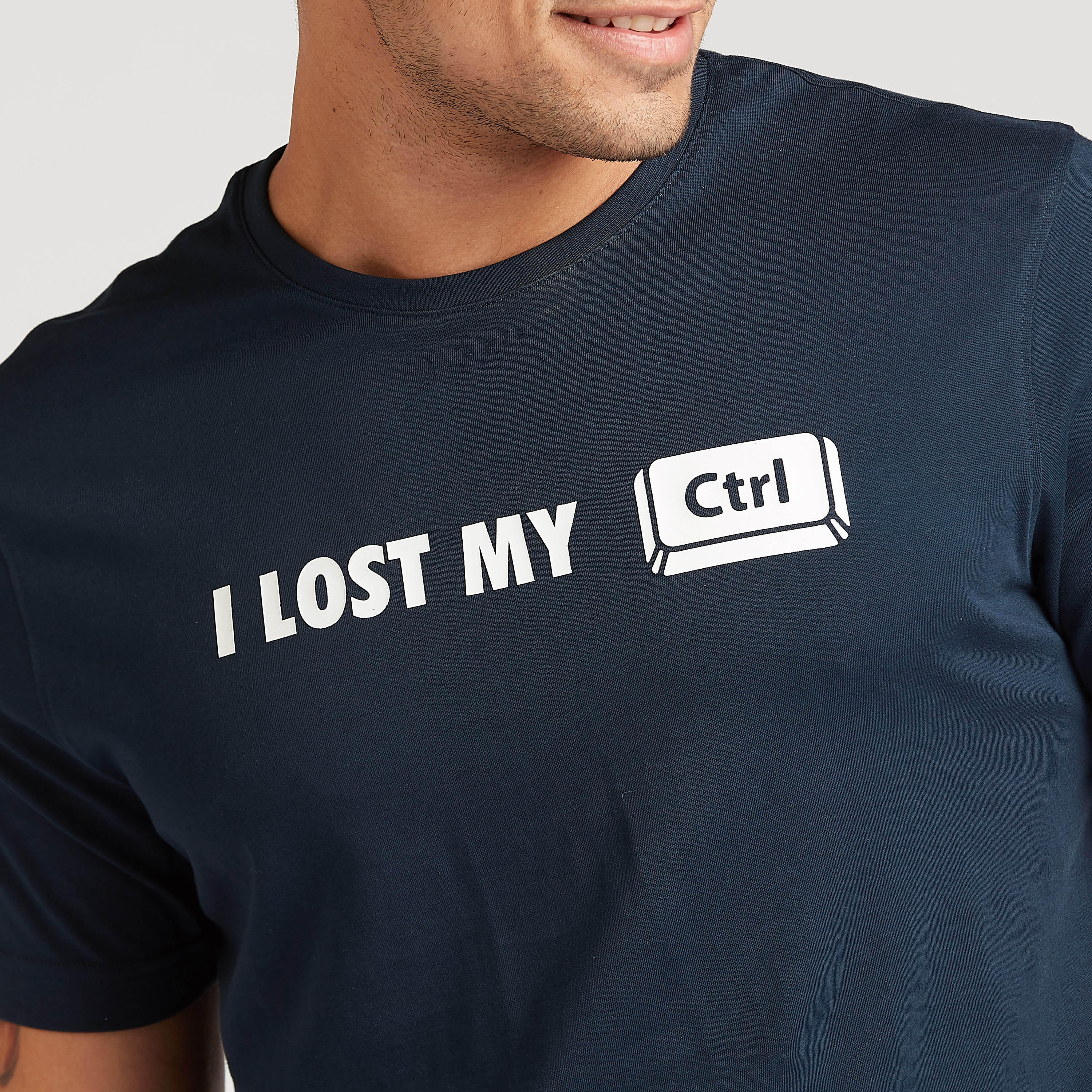 تيشيرت مستدام سليم بياقة ضيقة وطبعات تايبوغرافيك-men-clothing-tshirtsandpolos-tshirts-image-3