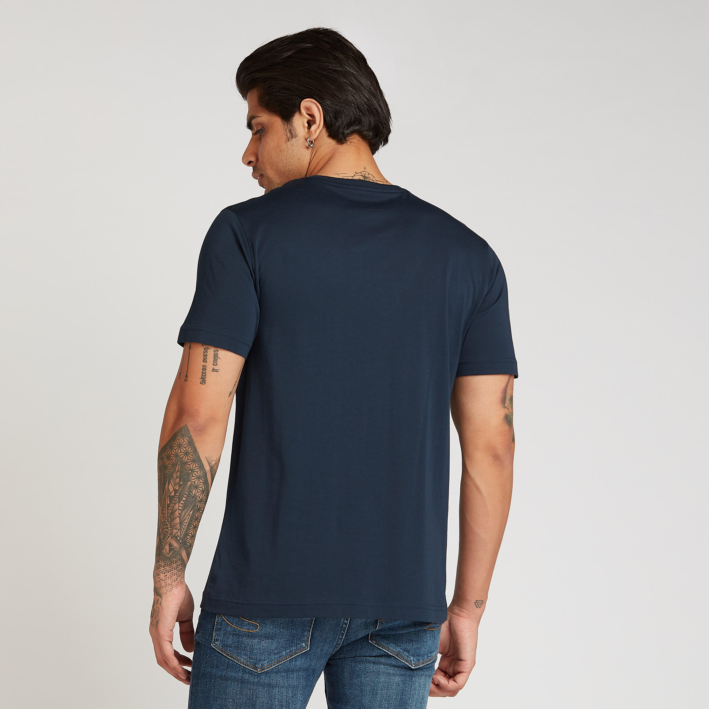 تيشيرت مستدام سليم بياقة ضيقة وطبعات تايبوغرافيك-men-clothing-tshirtsandpolos-tshirts-image-4