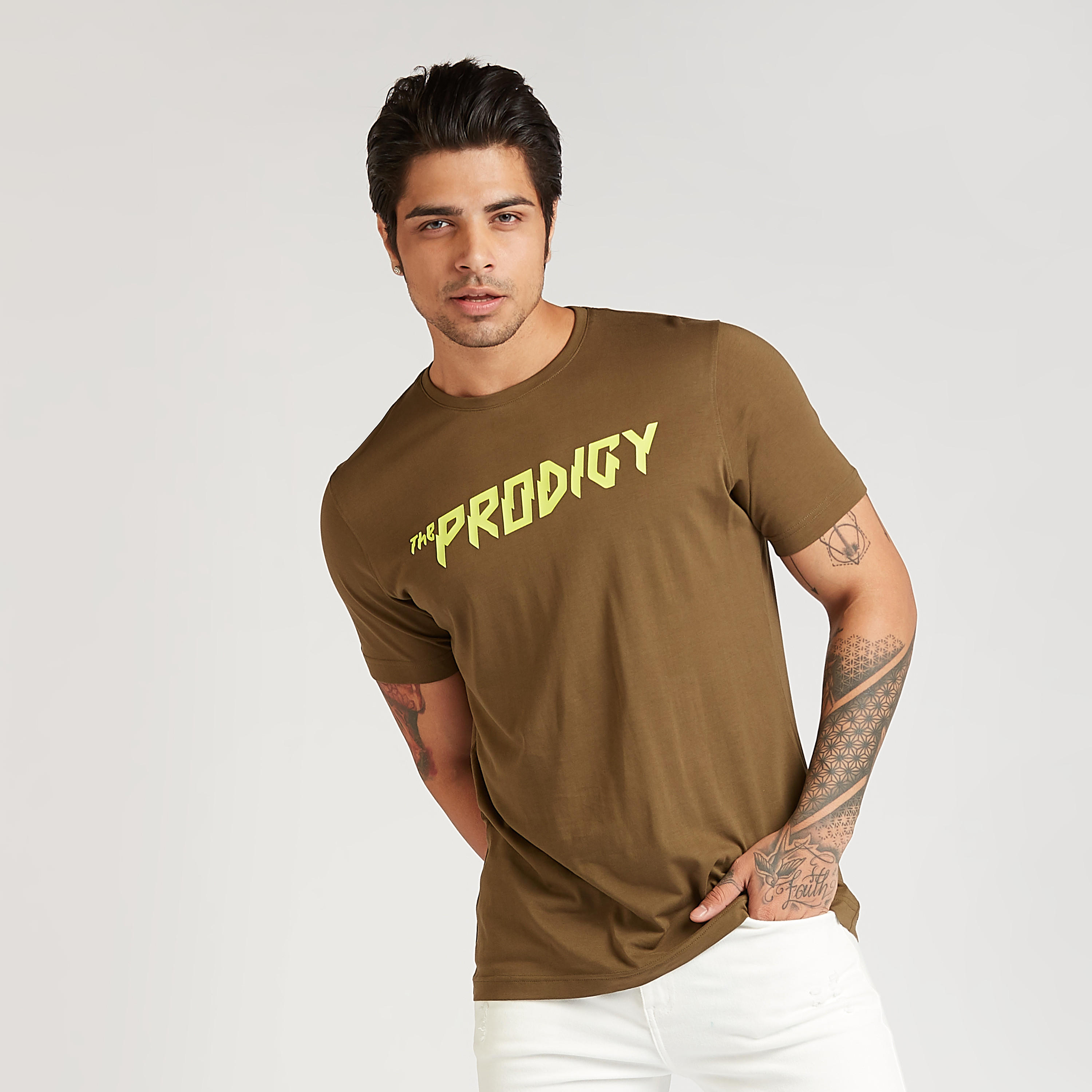 تيشيرت مستدام بياقة ضيّقة وأكمام قصيرة وطبعات تايبوجرافيك-men-clothing-tshirtsandpolos-tshirts-image-1