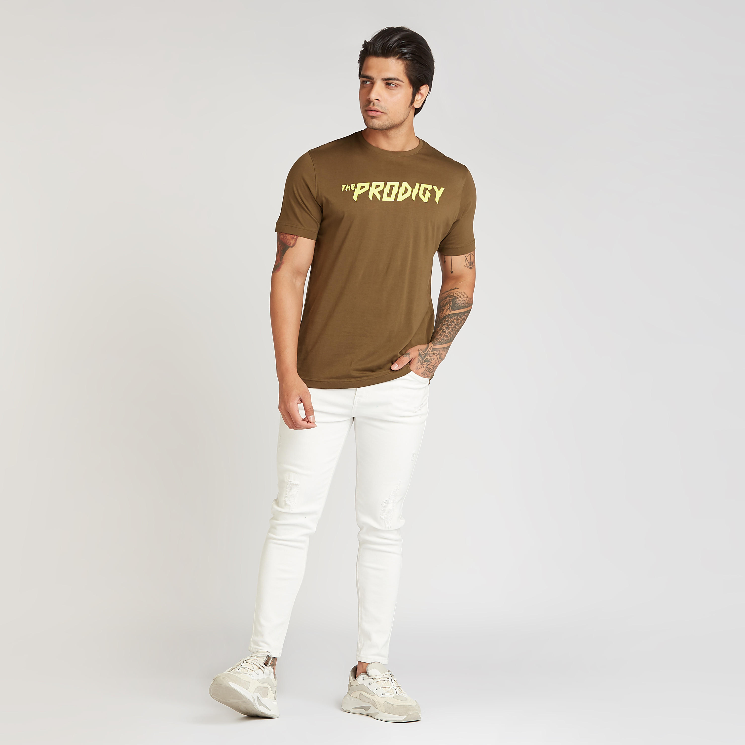 تيشيرت مستدام بياقة ضيّقة وأكمام قصيرة وطبعات تايبوجرافيك-men-clothing-tshirtsandpolos-tshirts-image-2