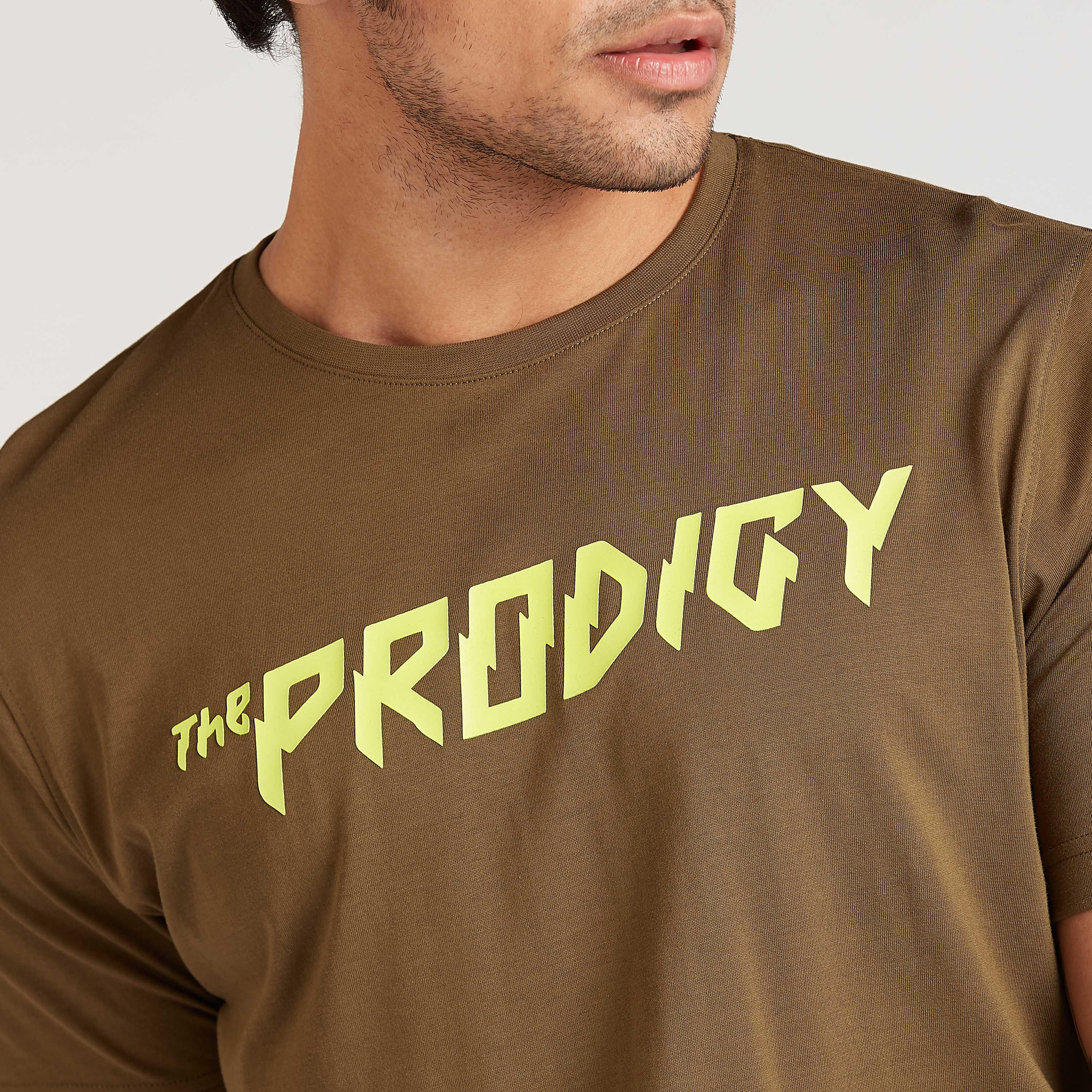 تيشيرت مستدام بياقة ضيّقة وأكمام قصيرة وطبعات تايبوجرافيك-men-clothing-tshirtsandpolos-tshirts-image-3