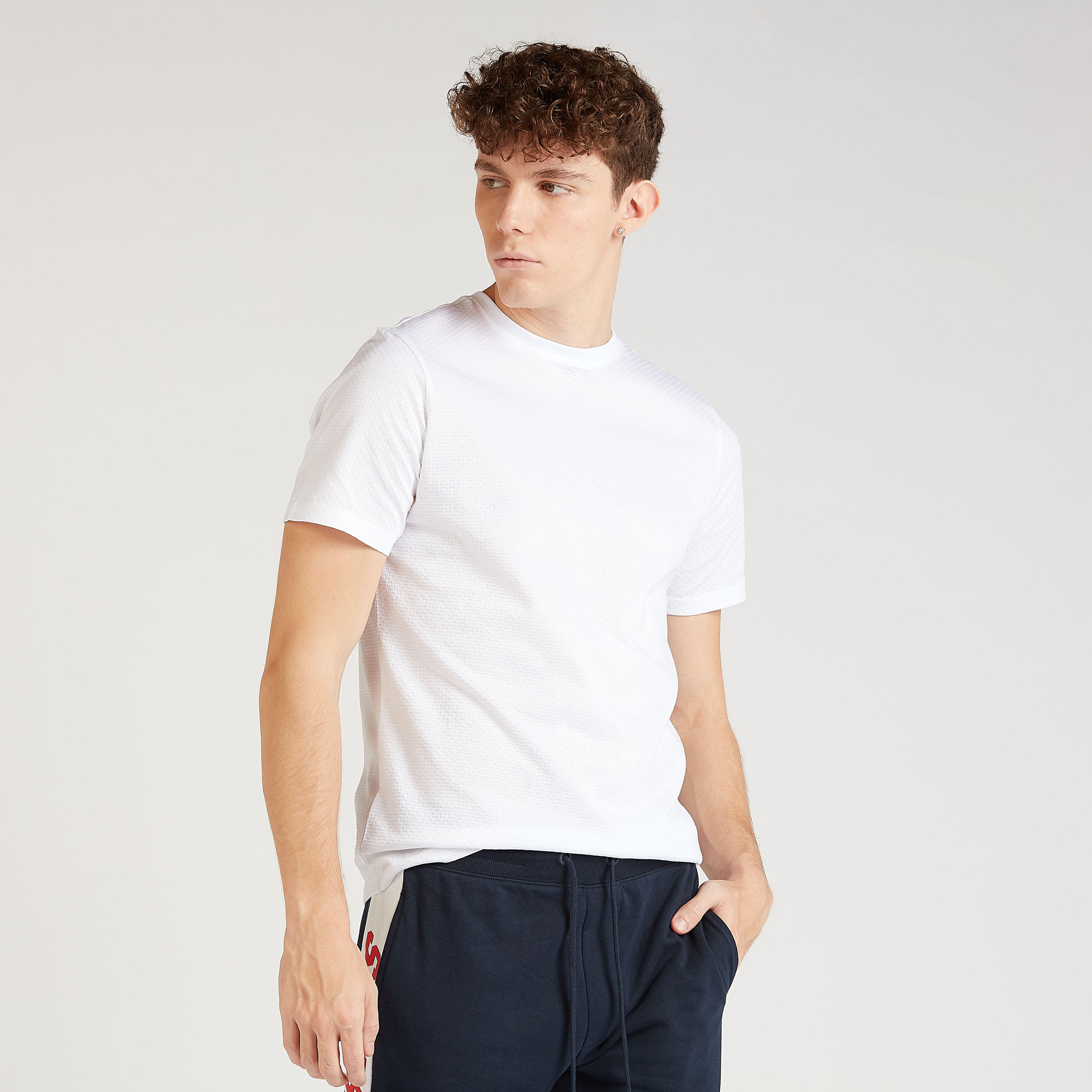 تيشيرت مستدام سليم بارز الملمس بياقة ضيقة وأكمام قصيرة-men-clothing-tshirtsandpolos-tshirts-image-1