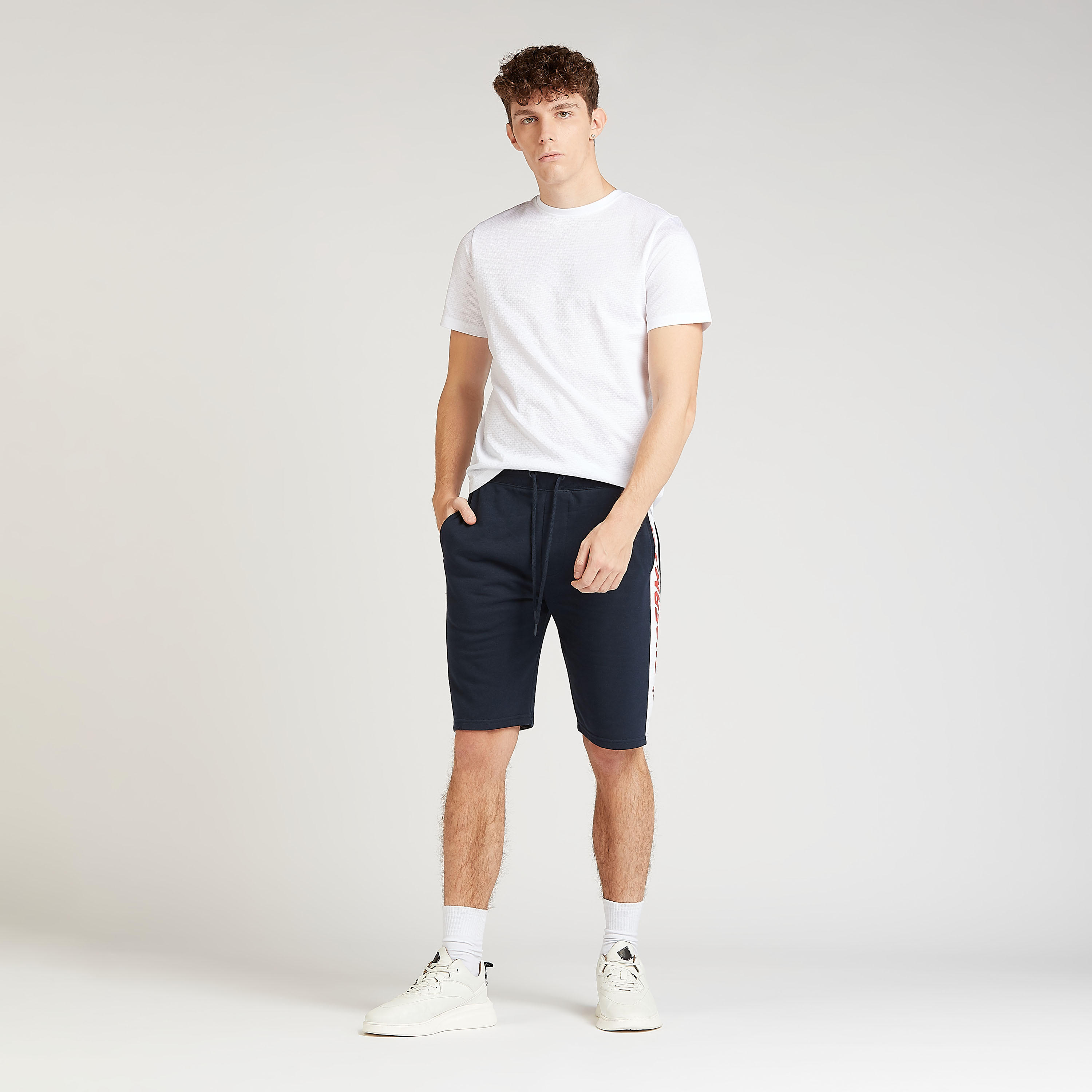 تيشيرت مستدام سليم بارز الملمس بياقة ضيقة وأكمام قصيرة-men-clothing-tshirtsandpolos-tshirts-image-2