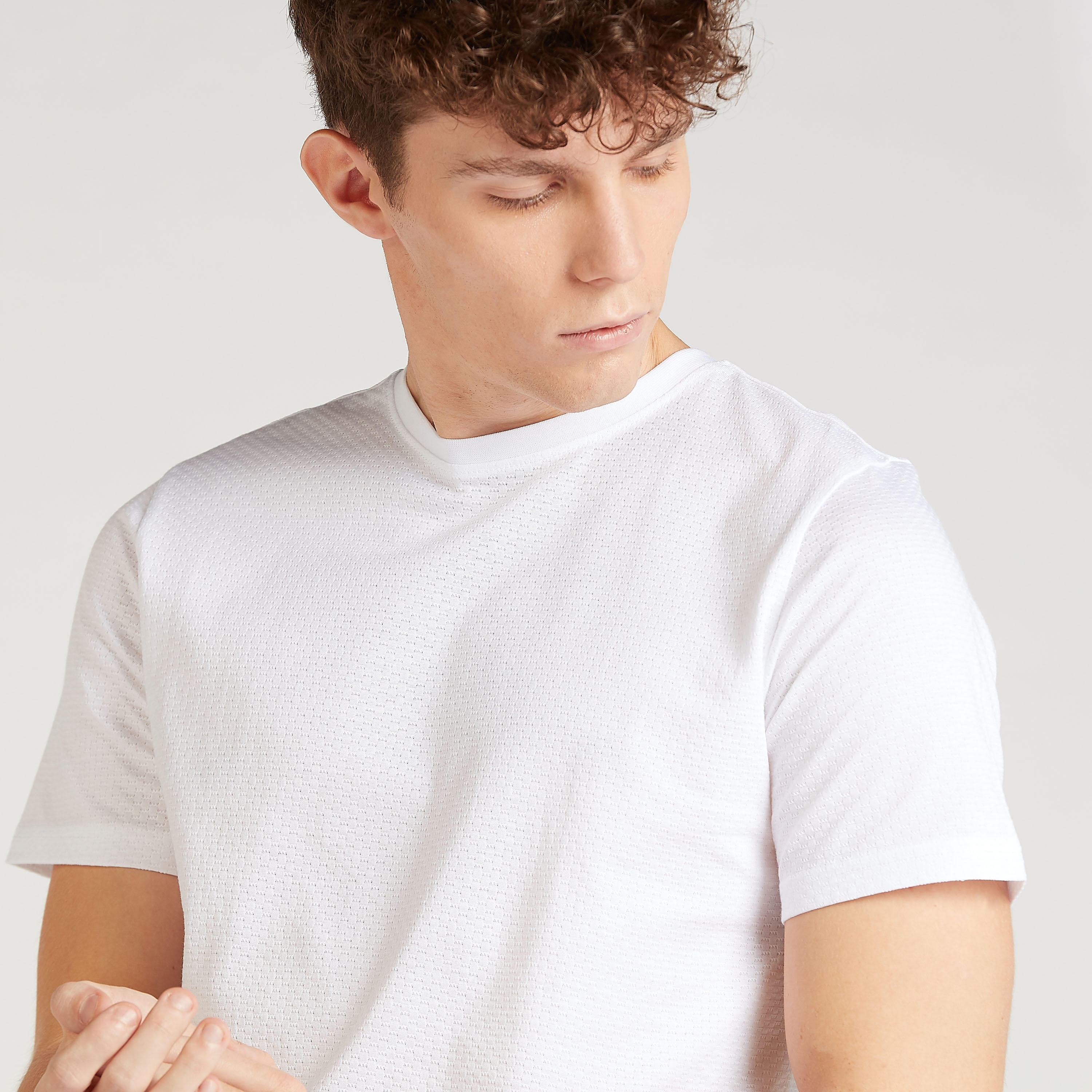 تيشيرت مستدام سليم بارز الملمس بياقة ضيقة وأكمام قصيرة-men-clothing-tshirtsandpolos-tshirts-image-4