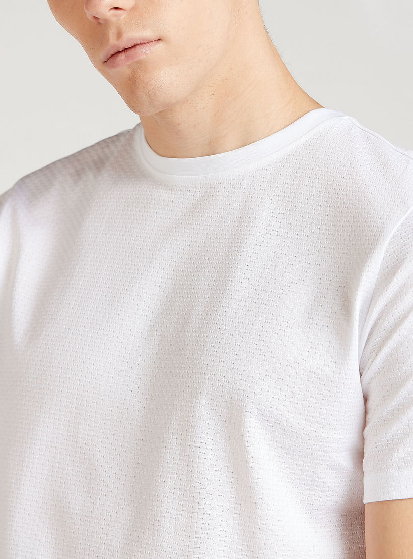 تيشيرت مستدام سليم بارز الملمس بياقة ضيقة وأكمام قصيرة-men-clothing-tshirtsandpolos-tshirts-image-6