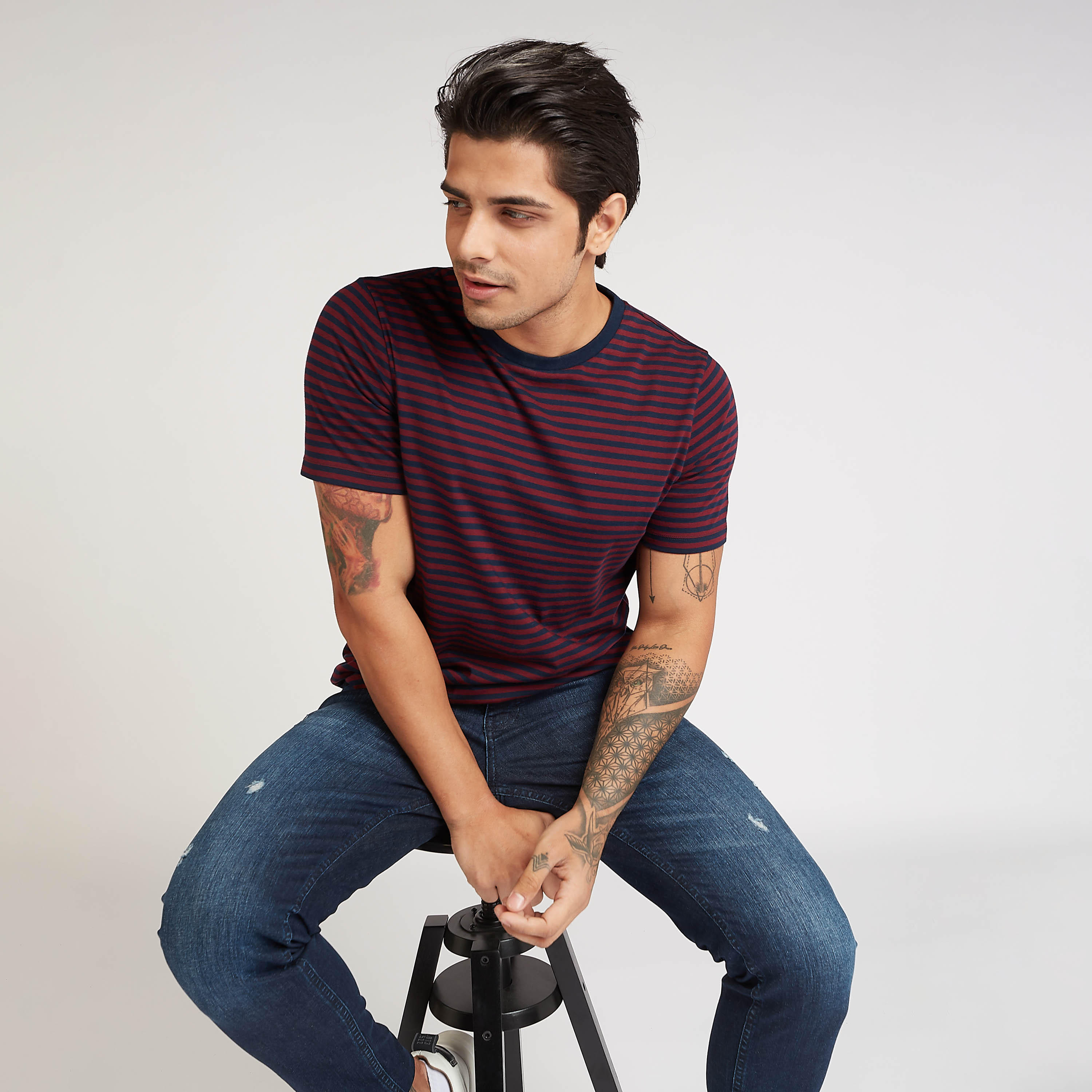 تيشيرت مستدام مخطط بياقة ضيّقة وأكمام قصيرة-men-clothing-tshirtsandpolos-tshirts-image-1