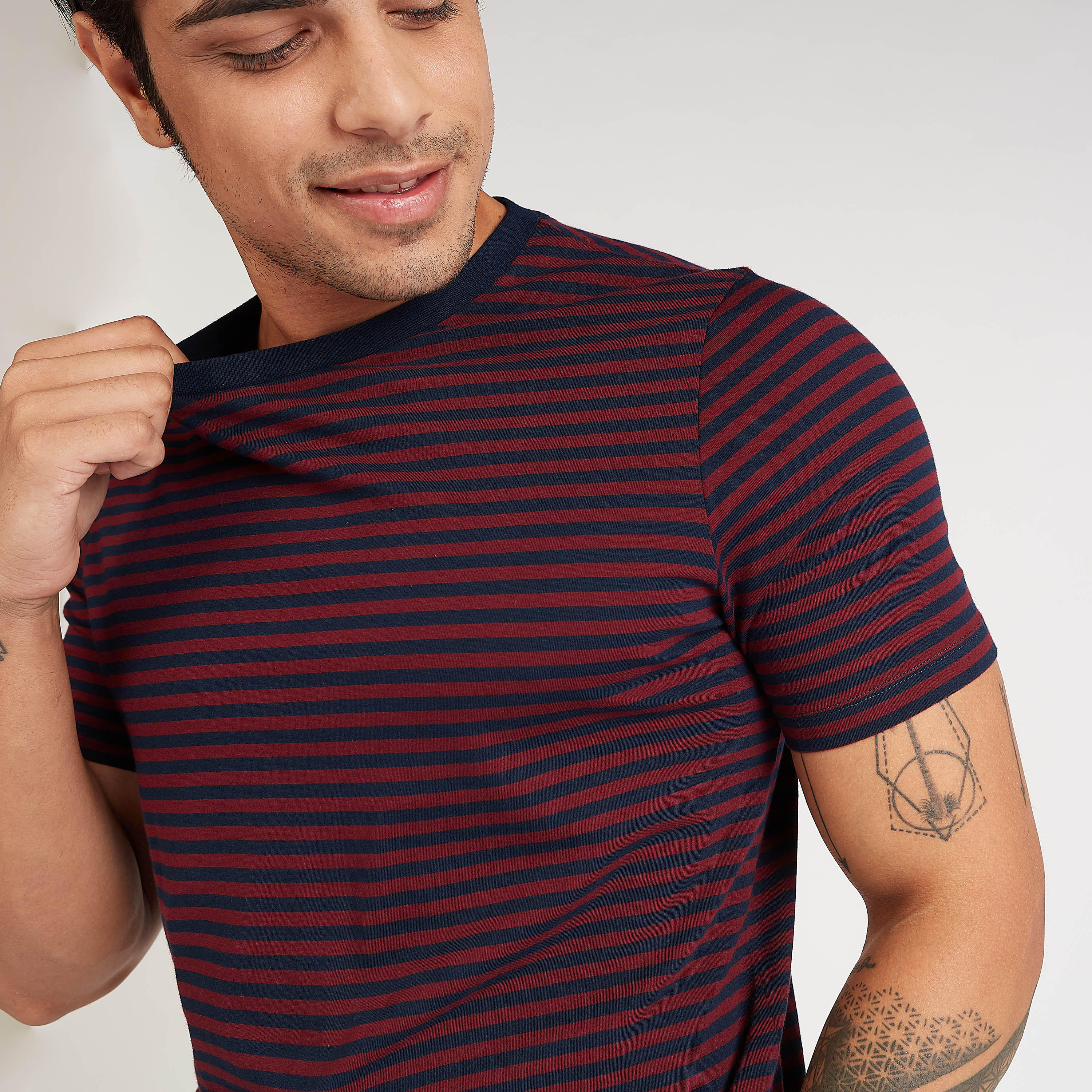 تيشيرت مستدام مخطط بياقة ضيّقة وأكمام قصيرة-men-clothing-tshirtsandpolos-tshirts-image-3