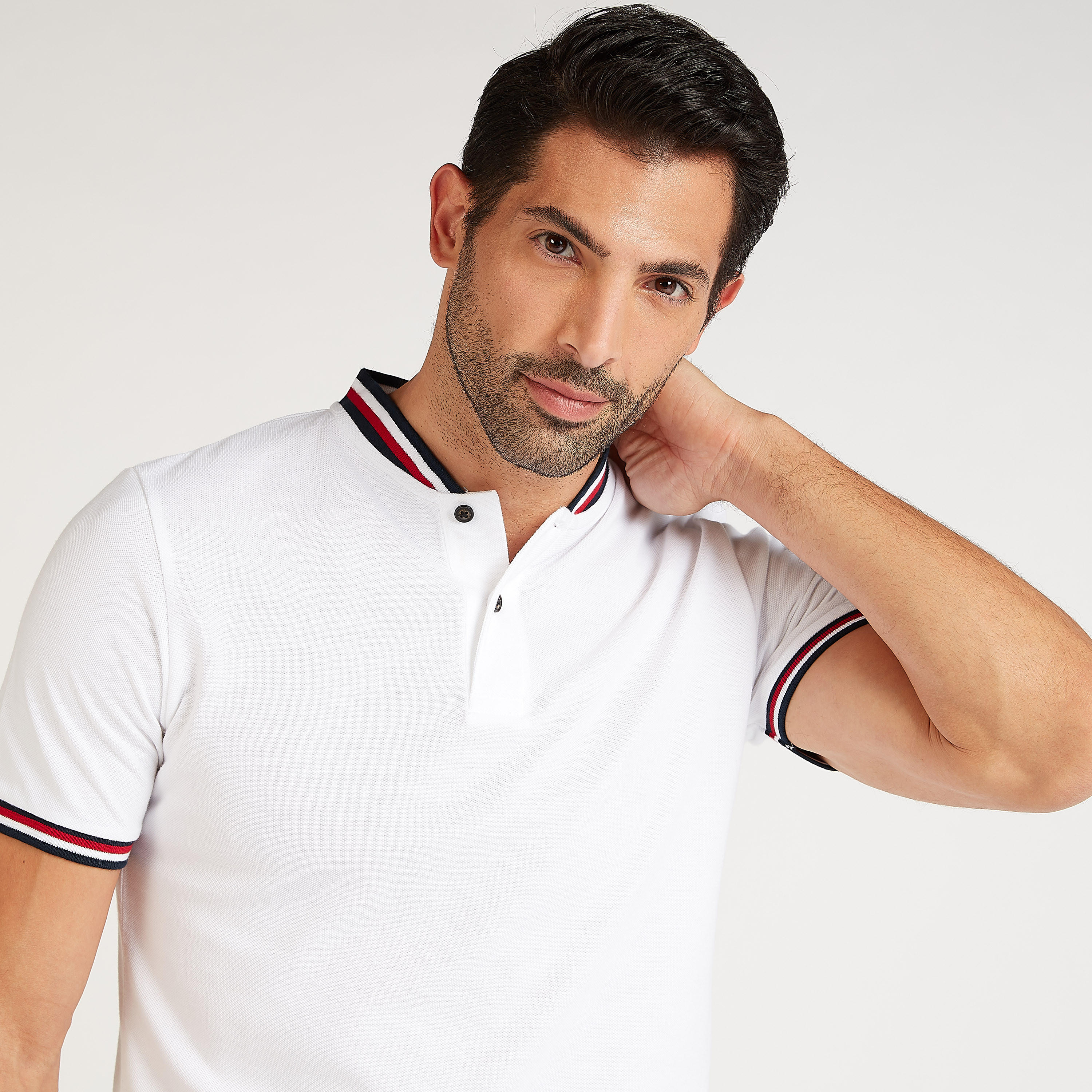 تيشيرت مستدام سليم بارز الملمس بياقة هينلي-men-clothing-tshirtsandpolos-tshirts-image-2