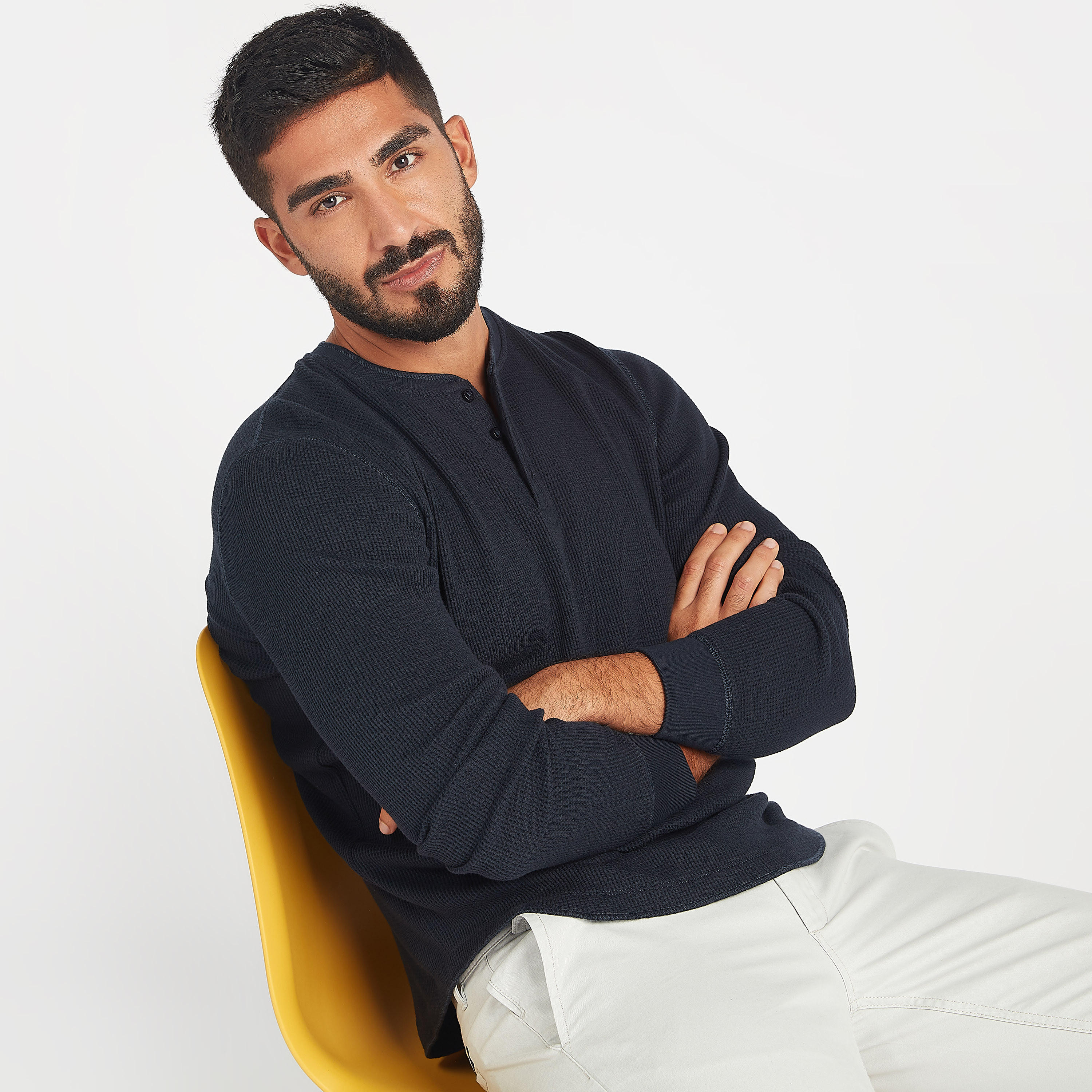 تيشيرت مستدام بارز الملمس بياقة هينلي وأكمام طويلة-men-clothing-tshirtsandpolos-tshirts-image-1