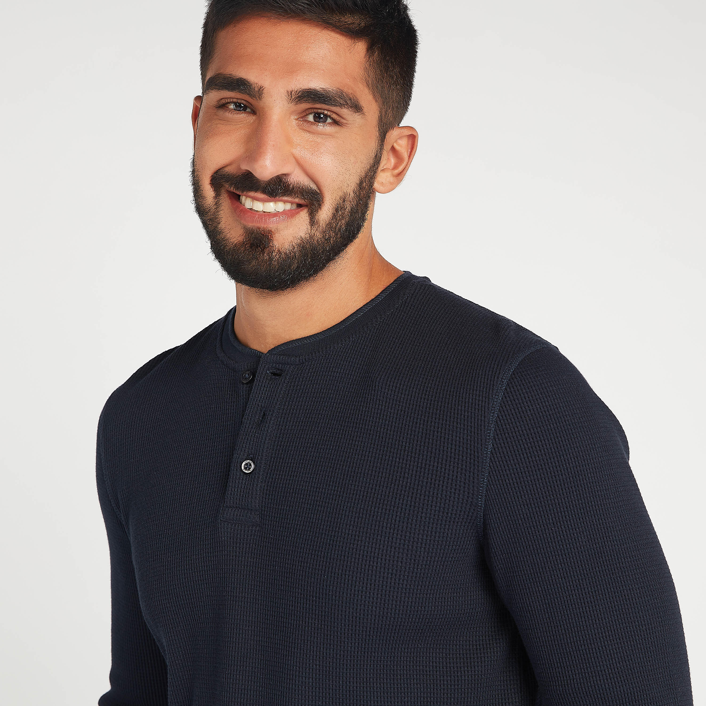تيشيرت مستدام بارز الملمس بياقة هينلي وأكمام طويلة-men-clothing-tshirtsandpolos-tshirts-image-3
