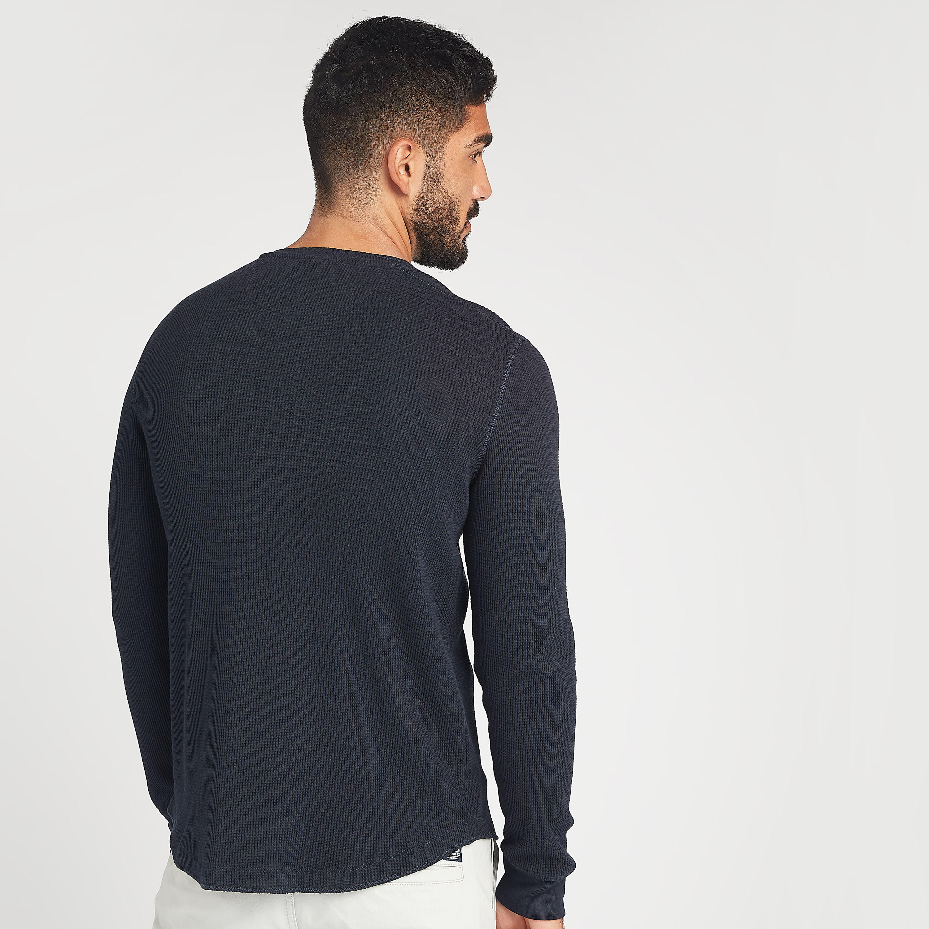 تيشيرت مستدام بارز الملمس بياقة هينلي وأكمام طويلة-men-clothing-tshirtsandpolos-tshirts-image-5
