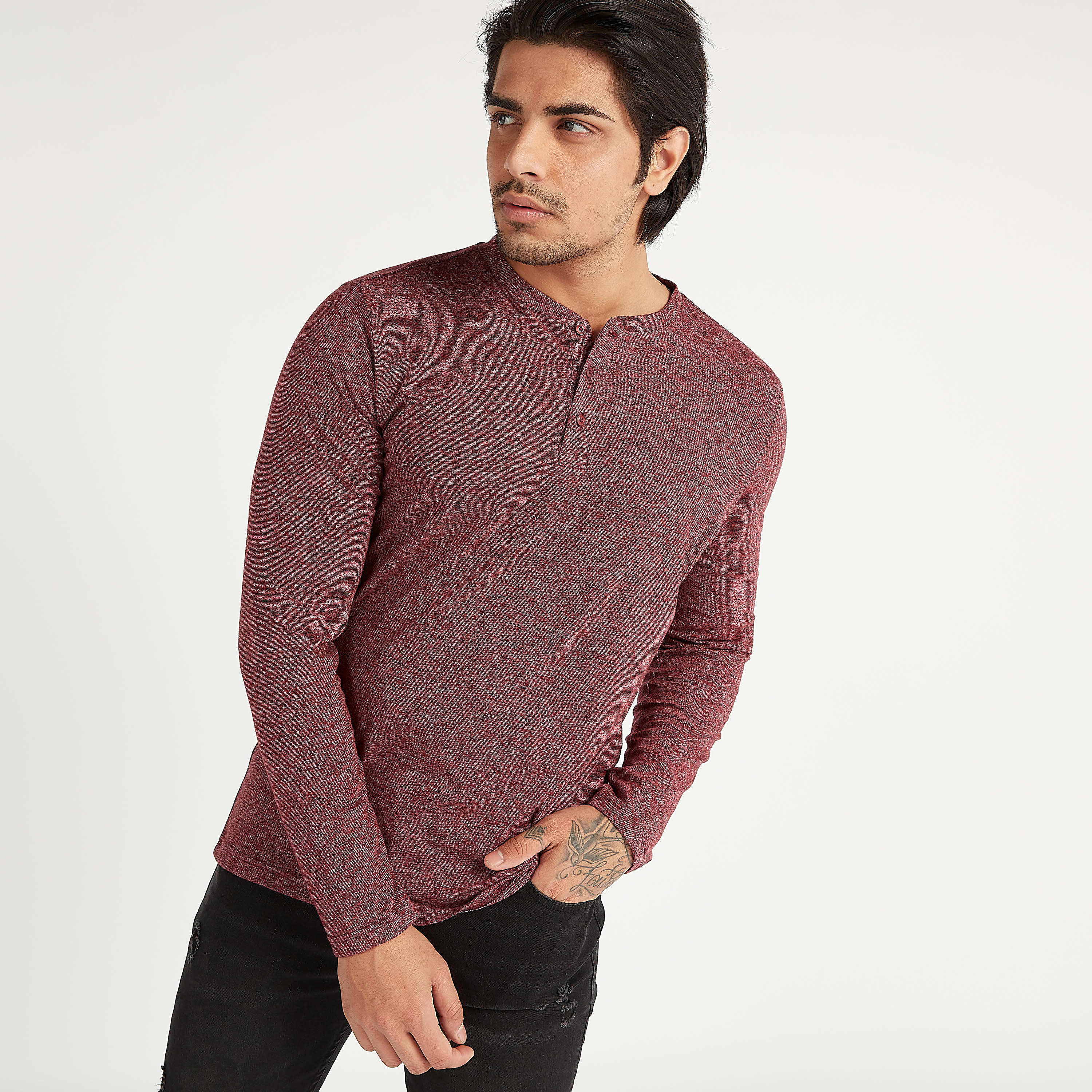 تيشيرت مستدام بارز الملمس بياقة هينلي وأكمام طويلة-men-clothing-tshirtsandpolos-tshirts-image-1