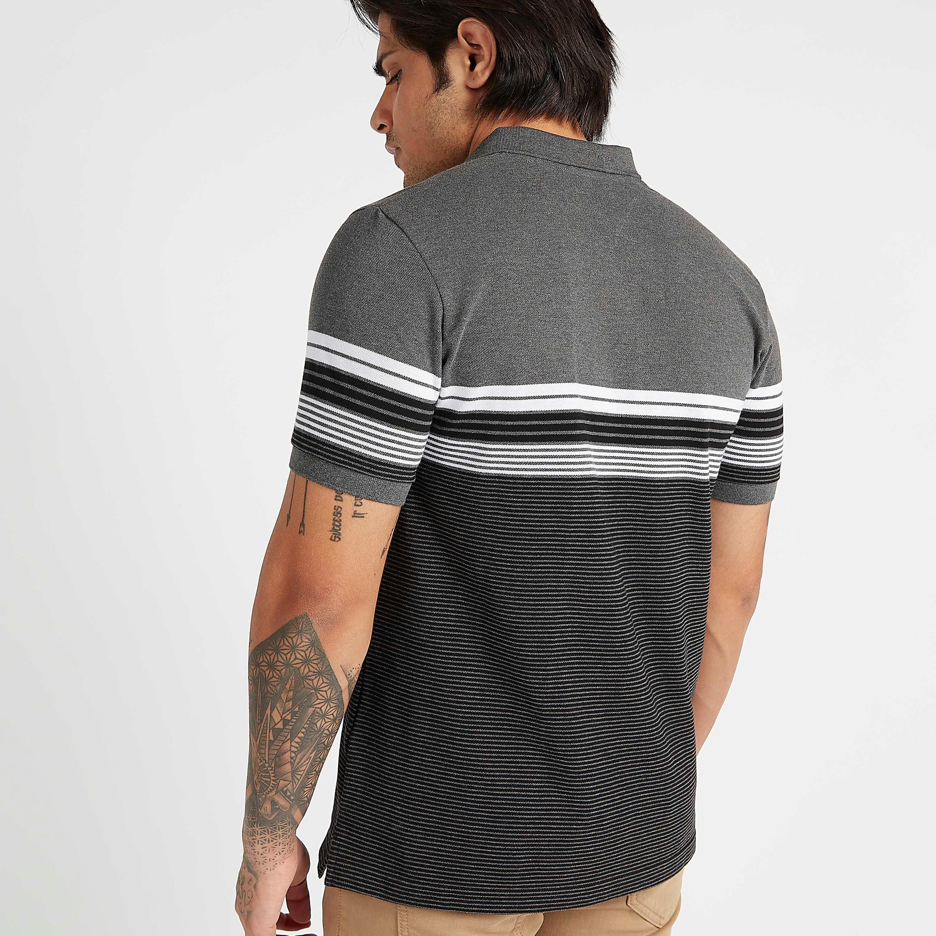 تيشيرت مخطط بياقة عاديّة وأكمام قصيرة-men-clothing-tshirtsandpolos-polos-image-2