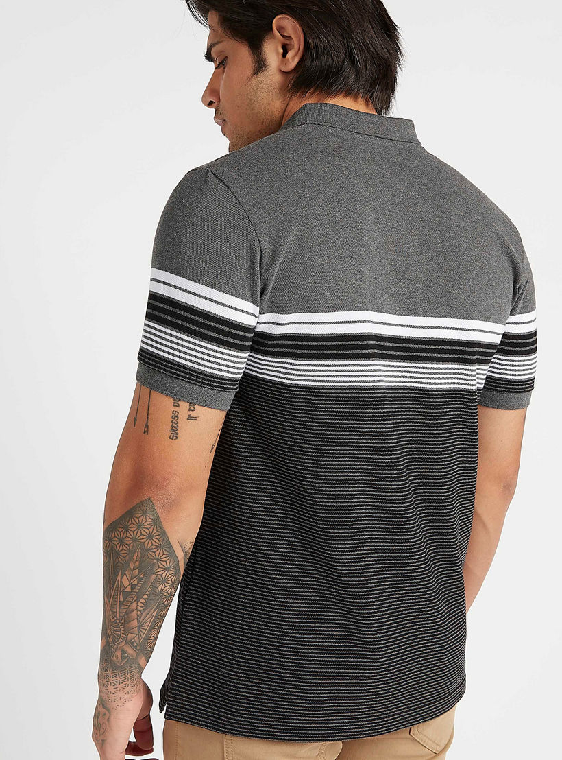 تيشيرت مخطط بياقة عاديّة وأكمام قصيرة-men-clothing-tshirtsandpolos-polos-image-2