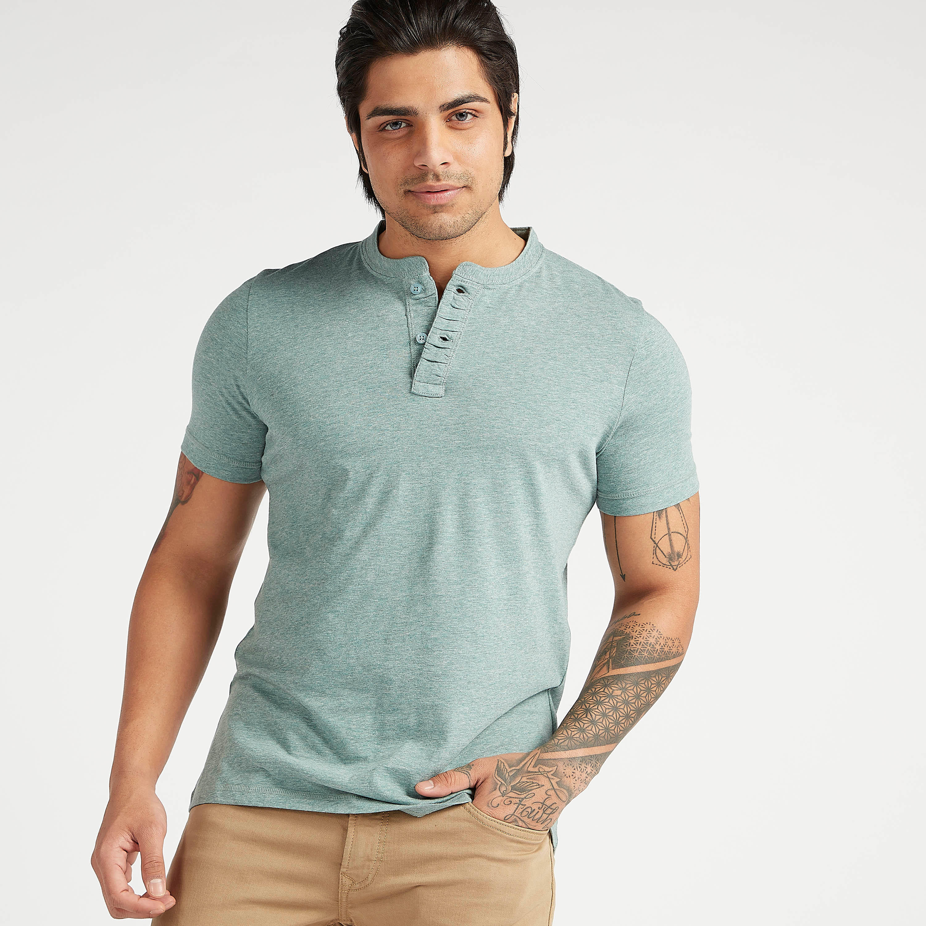 تيشيرت مستدام بارز الملمس بياقة هينلي وأكمام قصيرة-men-clothing-tshirtsandpolos-tshirts-image-1