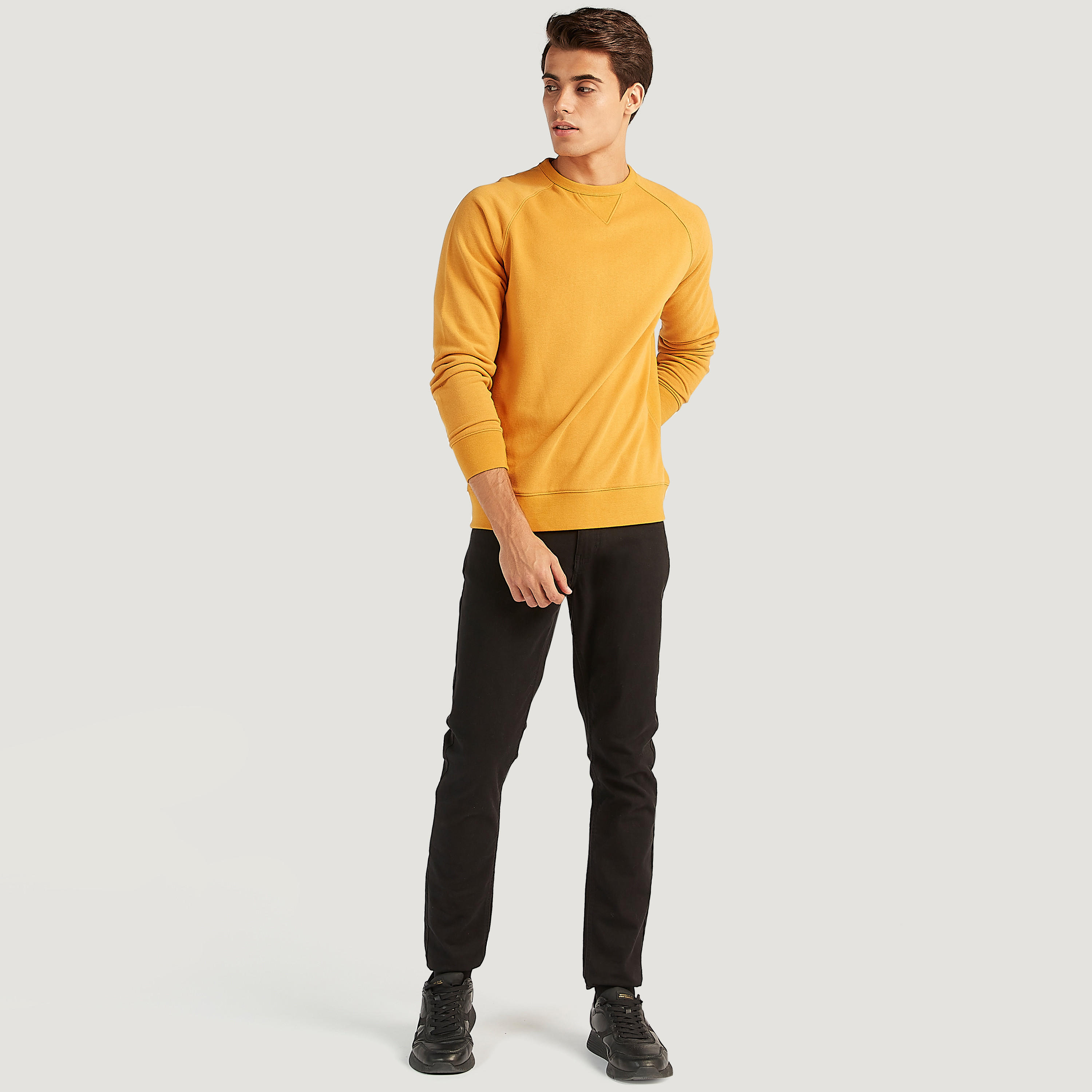سويت شيرت مستدام بياقة ضيّقة وأكمام طويلة وقصّة مريحة-men-winterwear-hoodiesandsweatshirts-image-2