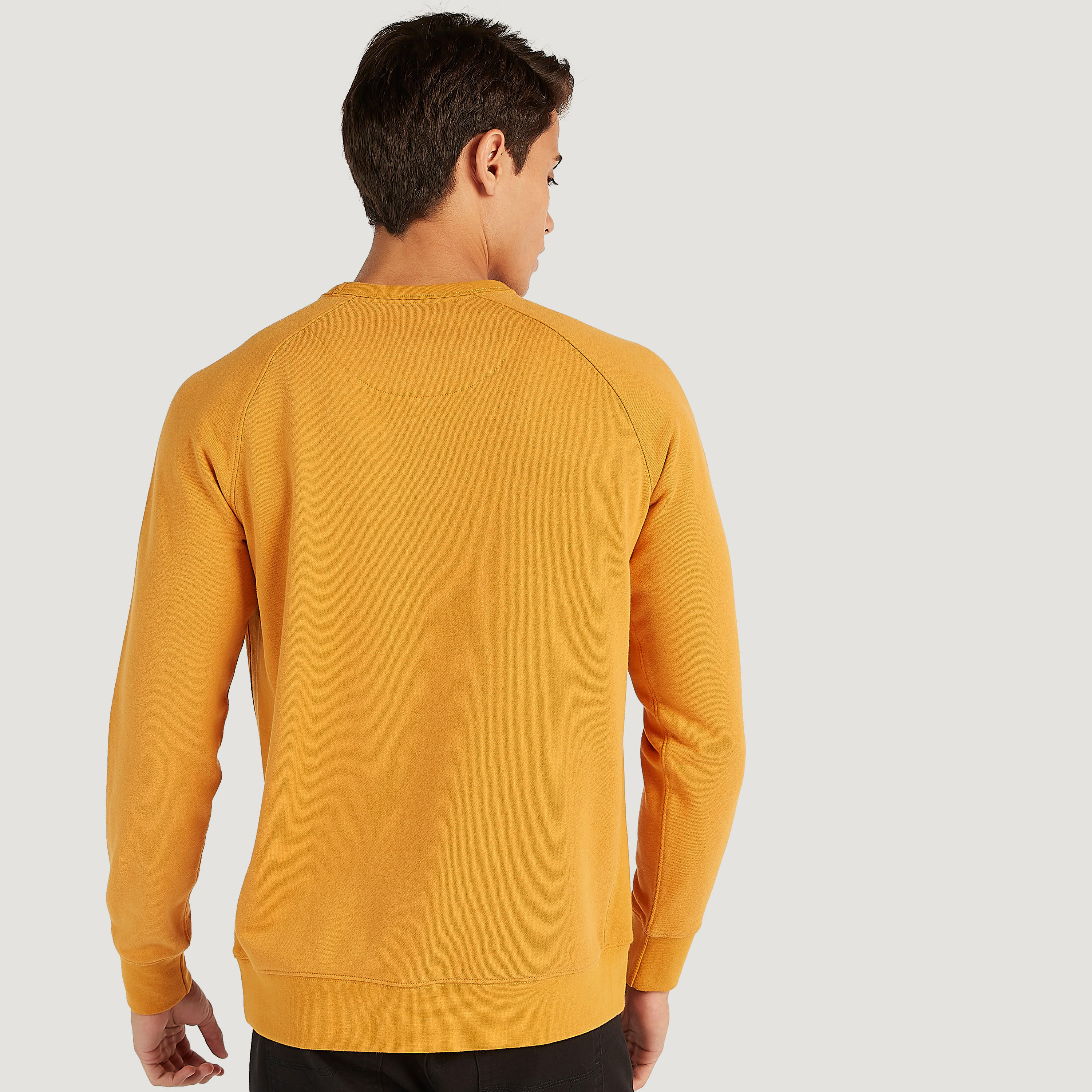 سويت شيرت مستدام بياقة ضيّقة وأكمام طويلة وقصّة مريحة-men-winterwear-hoodiesandsweatshirts-image-4