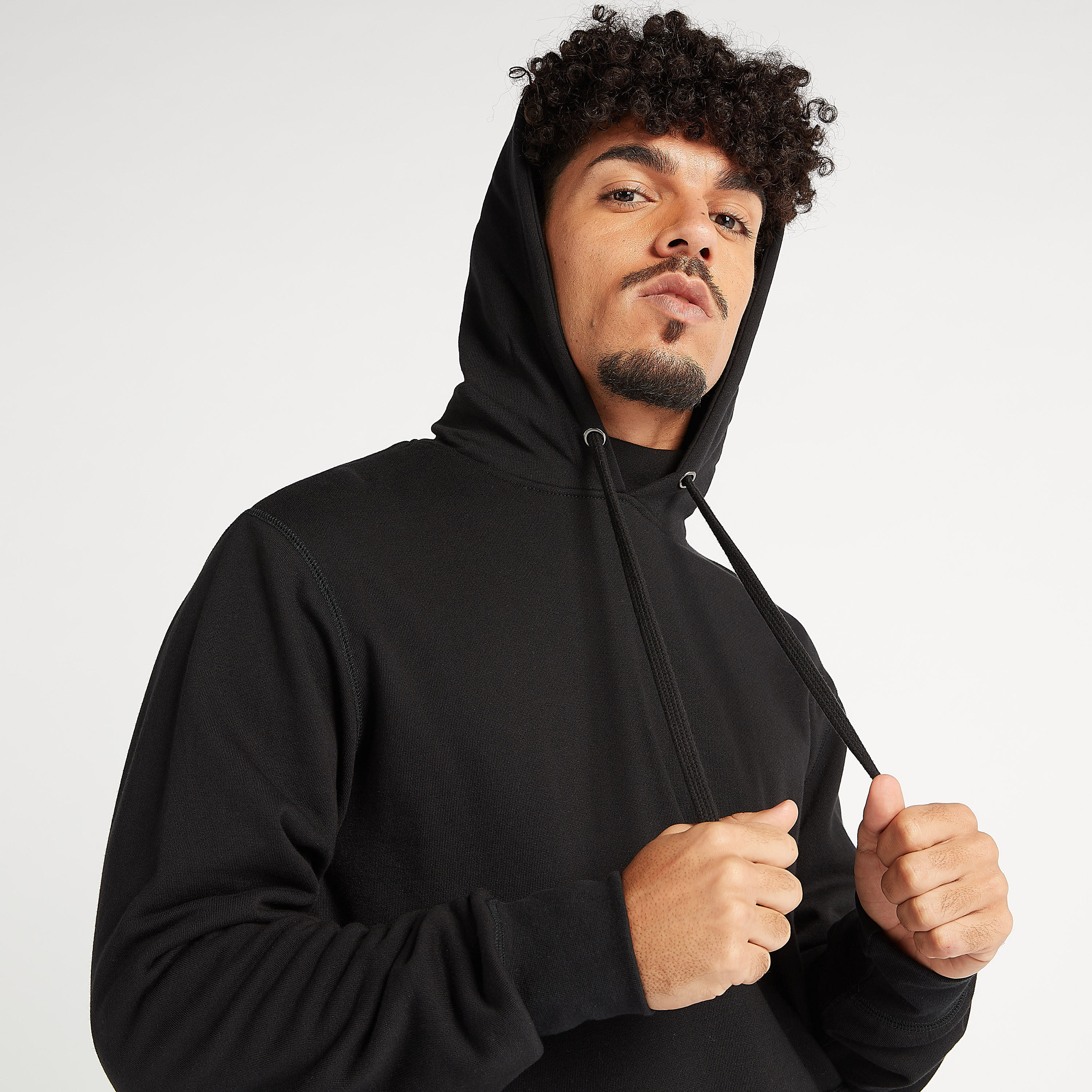 سويت شيرت مستدام سادة بقبّعة وجيوب وأكمام طويلة-men-winterwear-hoodiesandsweatshirts-image-1