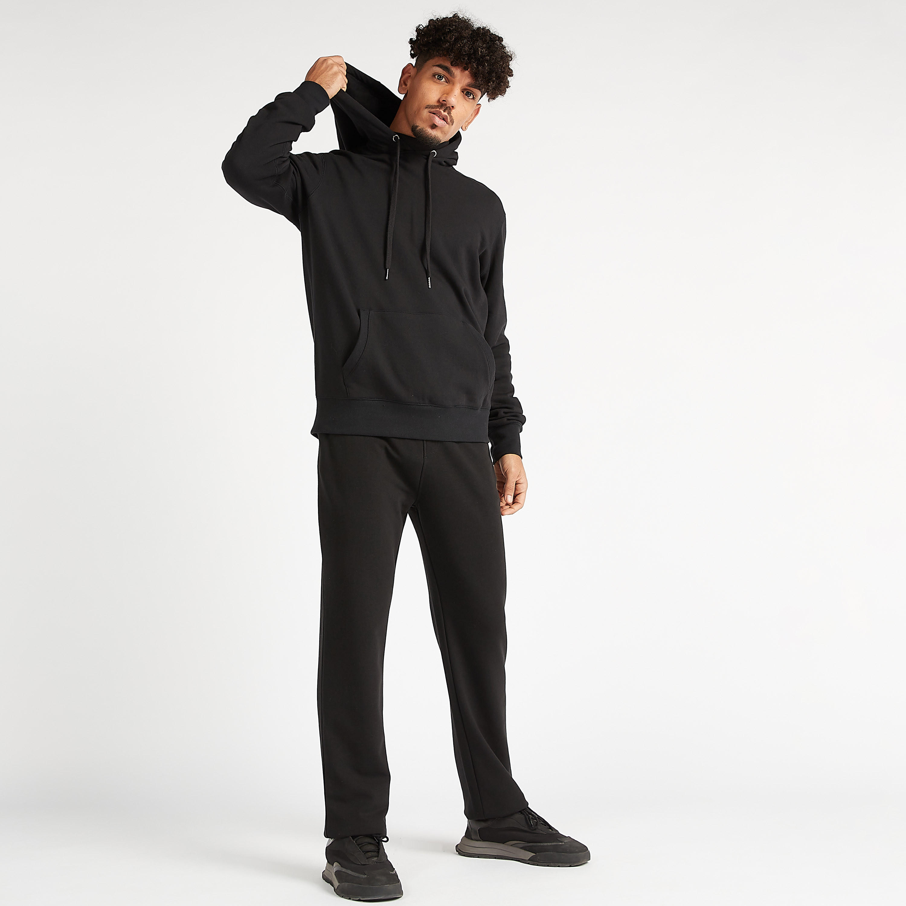 سويت شيرت مستدام سادة بقبّعة وجيوب وأكمام طويلة-men-winterwear-hoodiesandsweatshirts-image-2