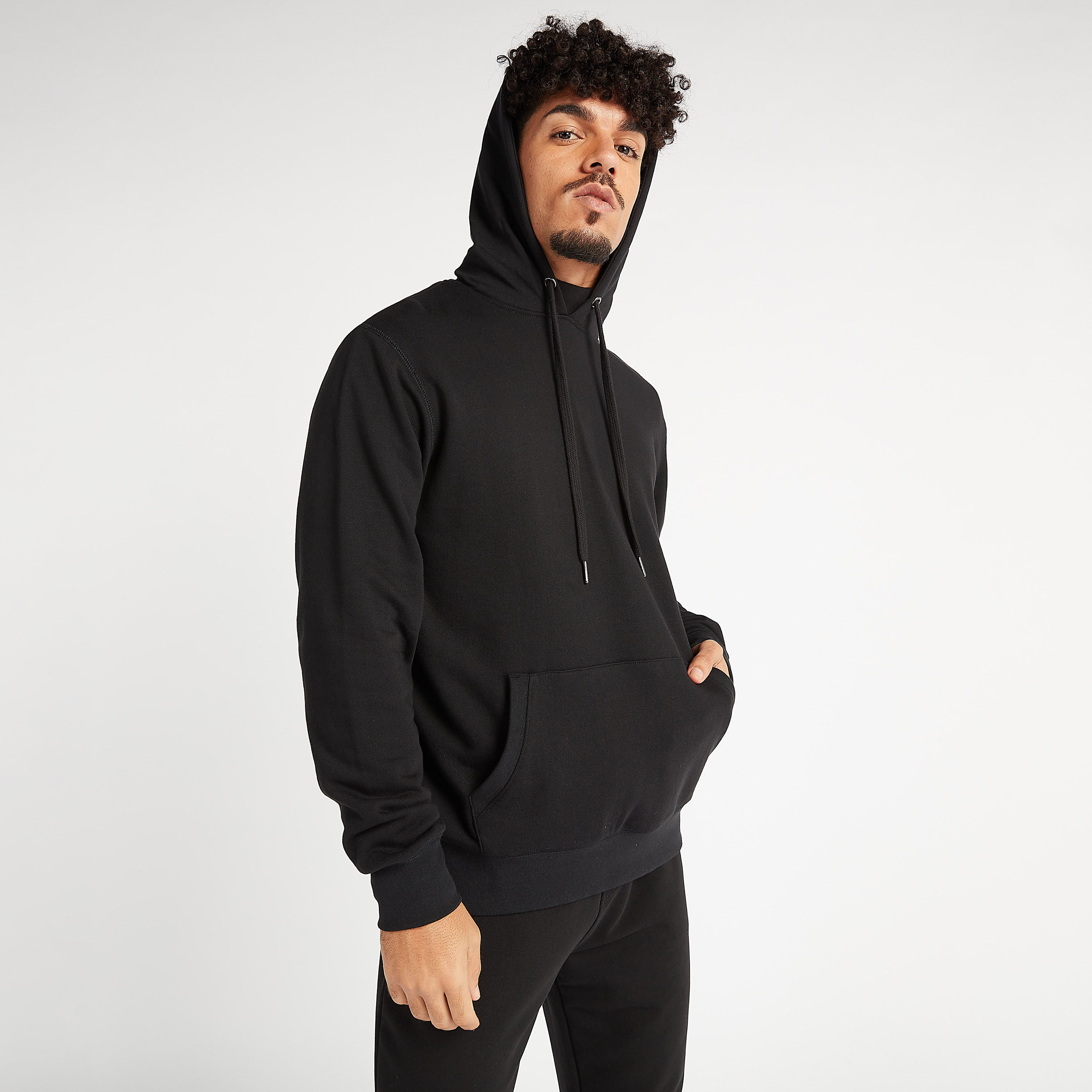 سويت شيرت مستدام سادة بقبّعة وجيوب وأكمام طويلة-men-winterwear-hoodiesandsweatshirts-image-3