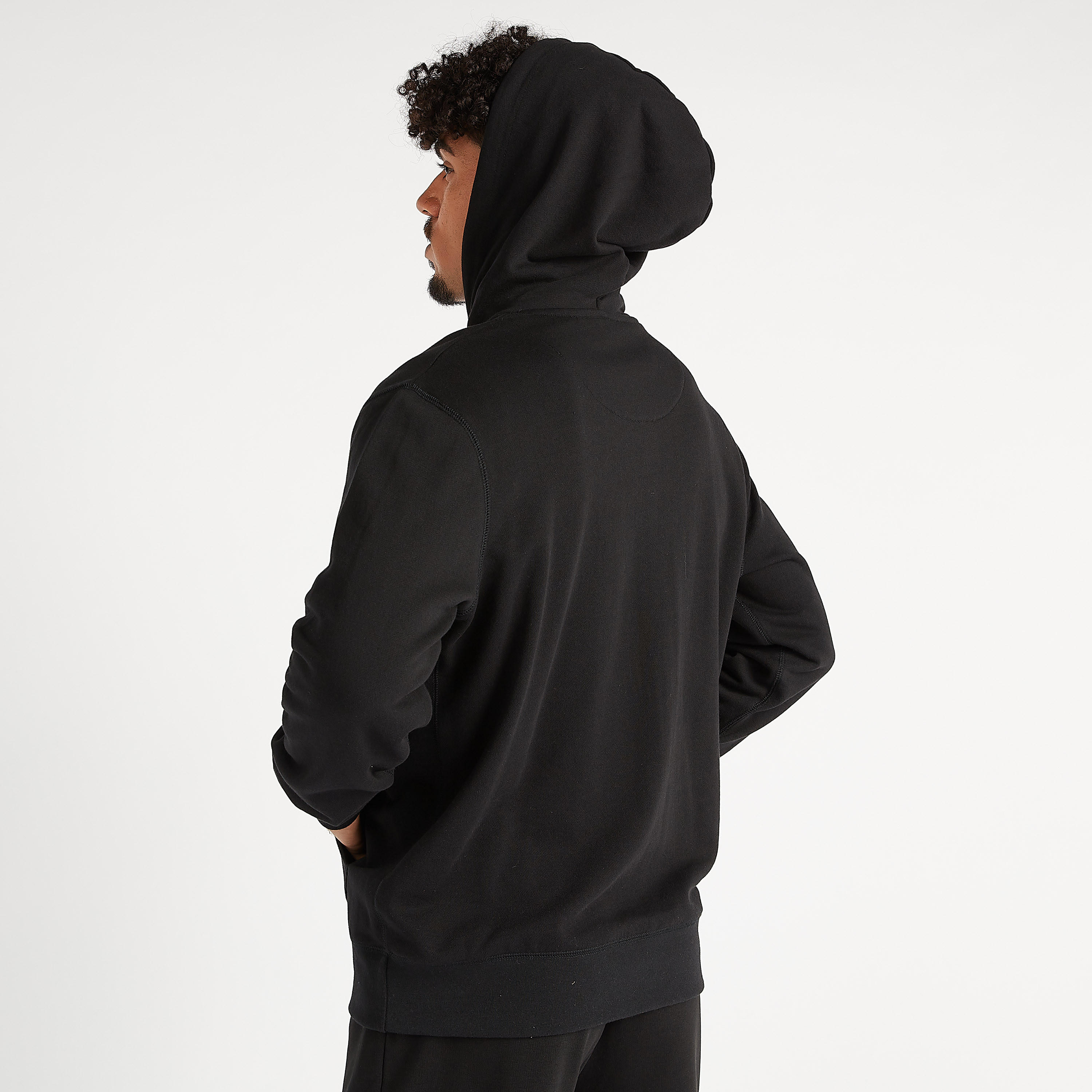 سويت شيرت مستدام سادة بقبّعة وجيوب وأكمام طويلة-men-winterwear-hoodiesandsweatshirts-image-4