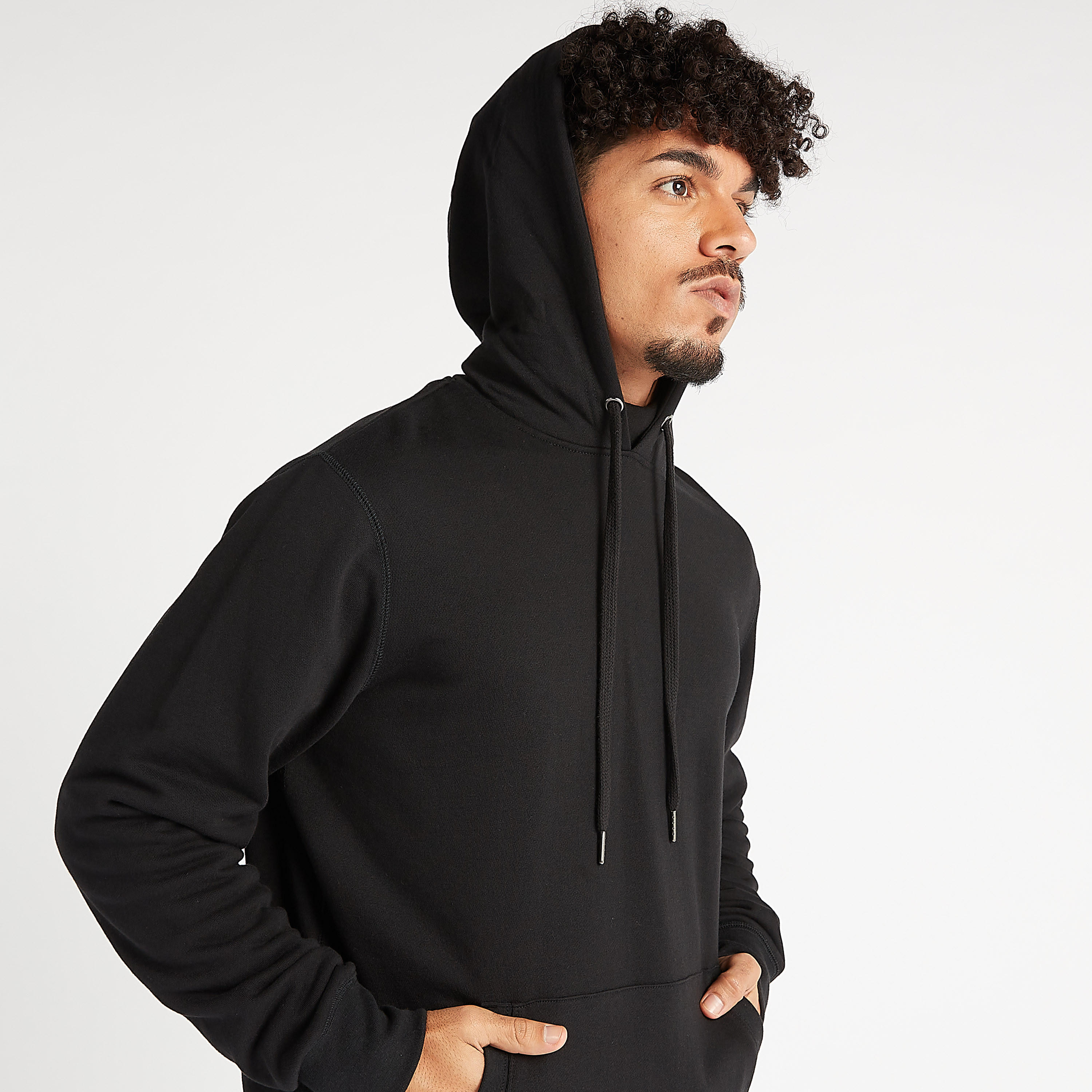 سويت شيرت مستدام سادة بقبّعة وجيوب وأكمام طويلة-men-winterwear-hoodiesandsweatshirts-image-5