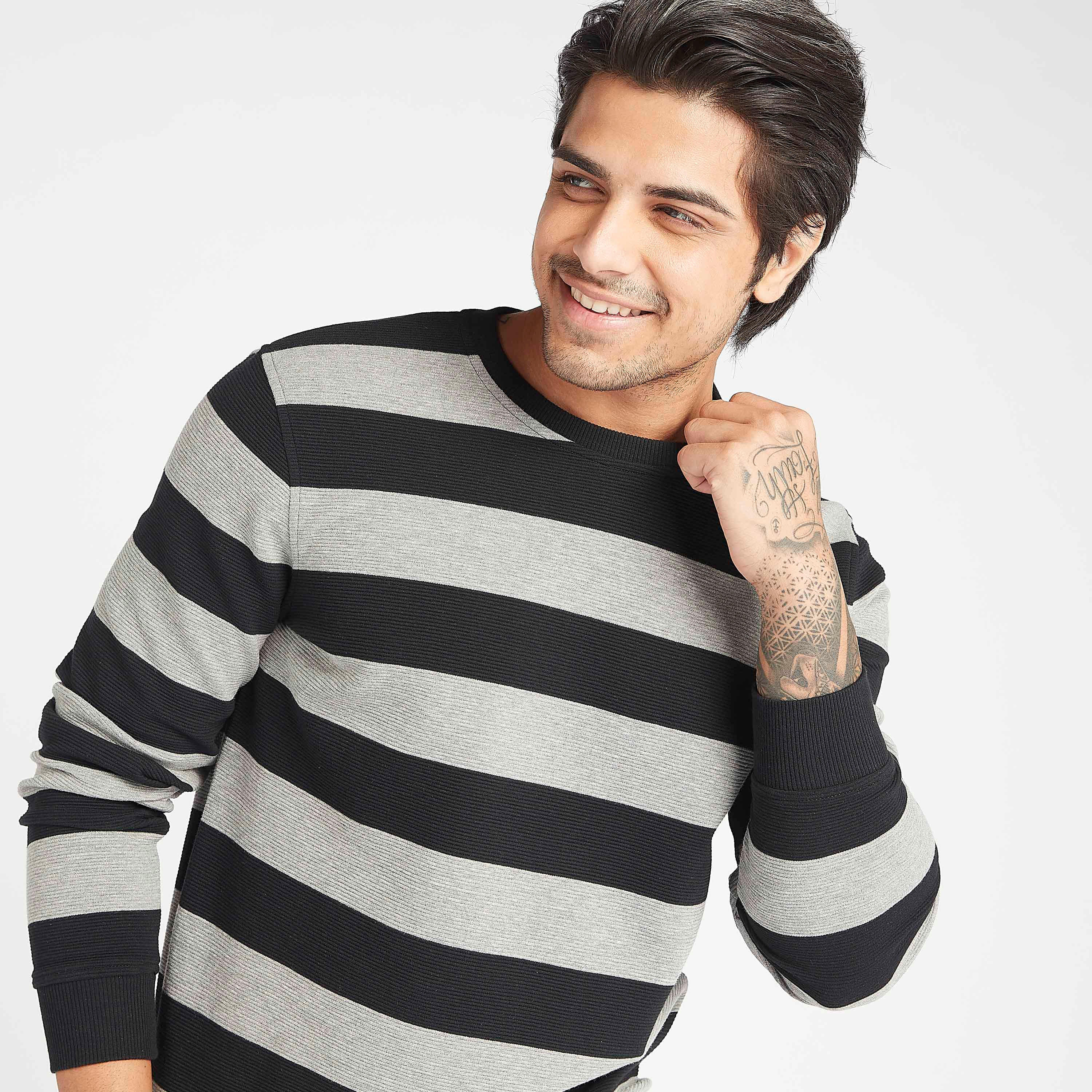 سويت شيرت مستدام مقلّم بياقة ضيّقة وأكمام طويلة-men-winterwear-hoodiesandsweatshirts-image-1