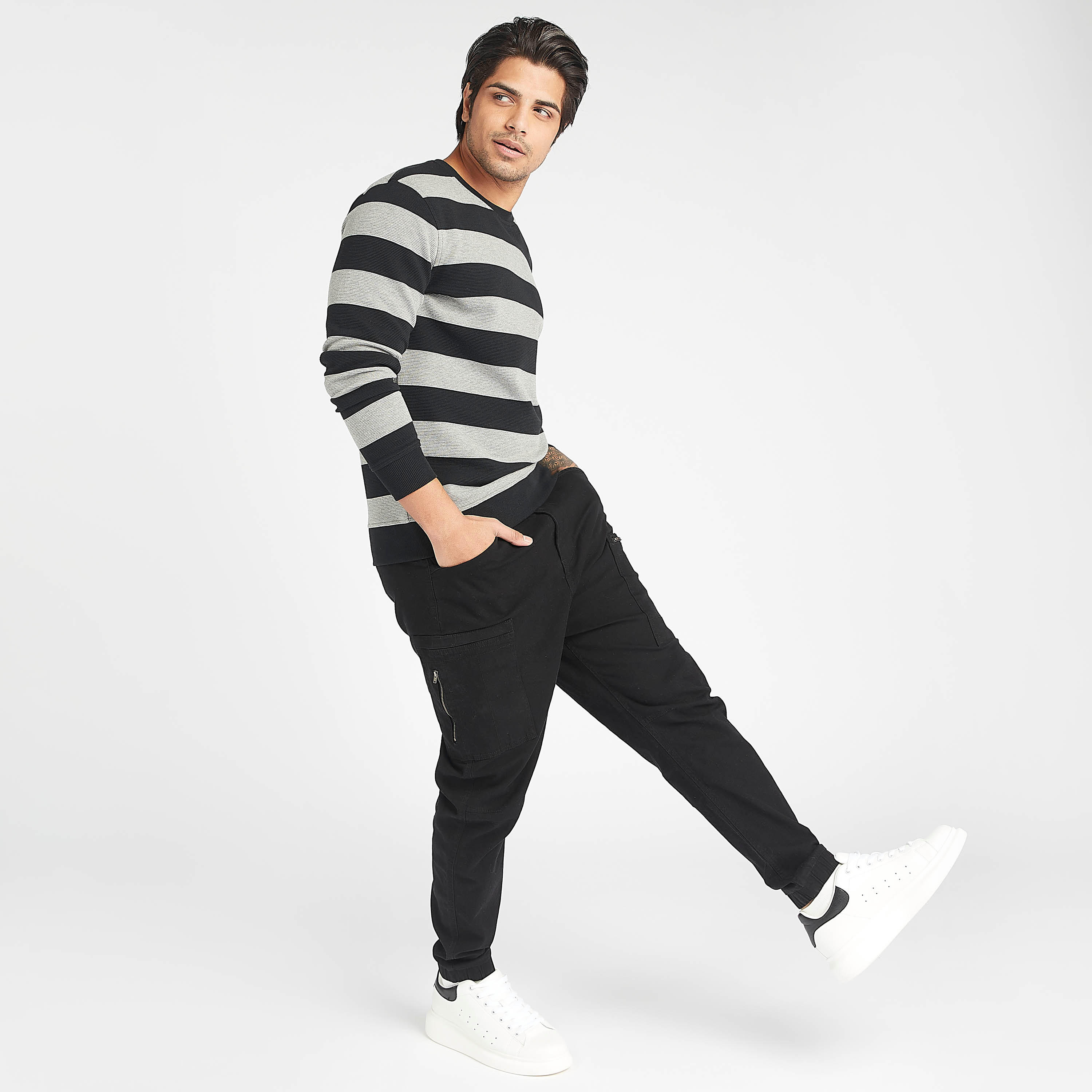 سويت شيرت مستدام مقلّم بياقة ضيّقة وأكمام طويلة-men-winterwear-hoodiesandsweatshirts-image-2