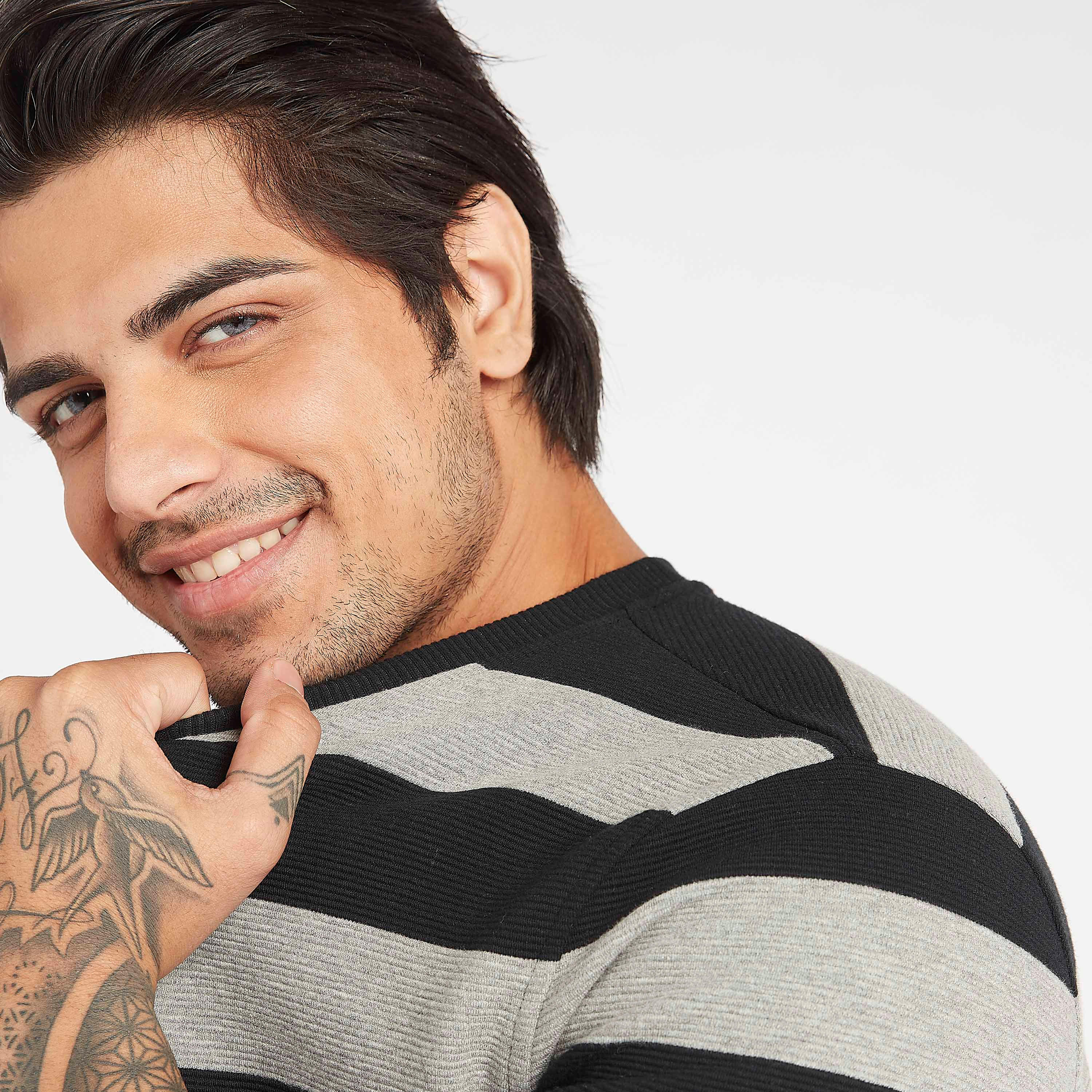 سويت شيرت مستدام مقلّم بياقة ضيّقة وأكمام طويلة-men-winterwear-hoodiesandsweatshirts-image-3