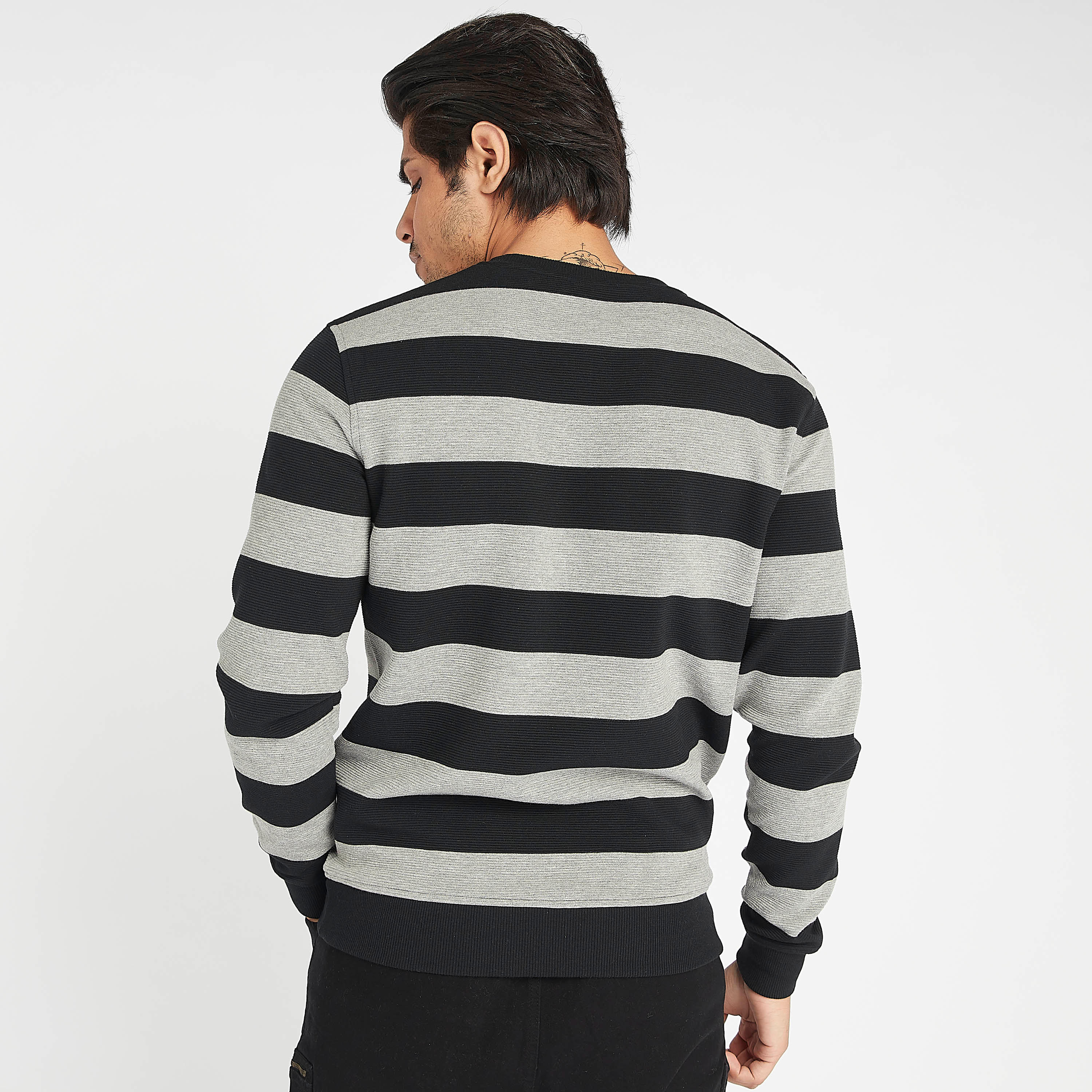 سويت شيرت مستدام مقلّم بياقة ضيّقة وأكمام طويلة-men-winterwear-hoodiesandsweatshirts-image-4