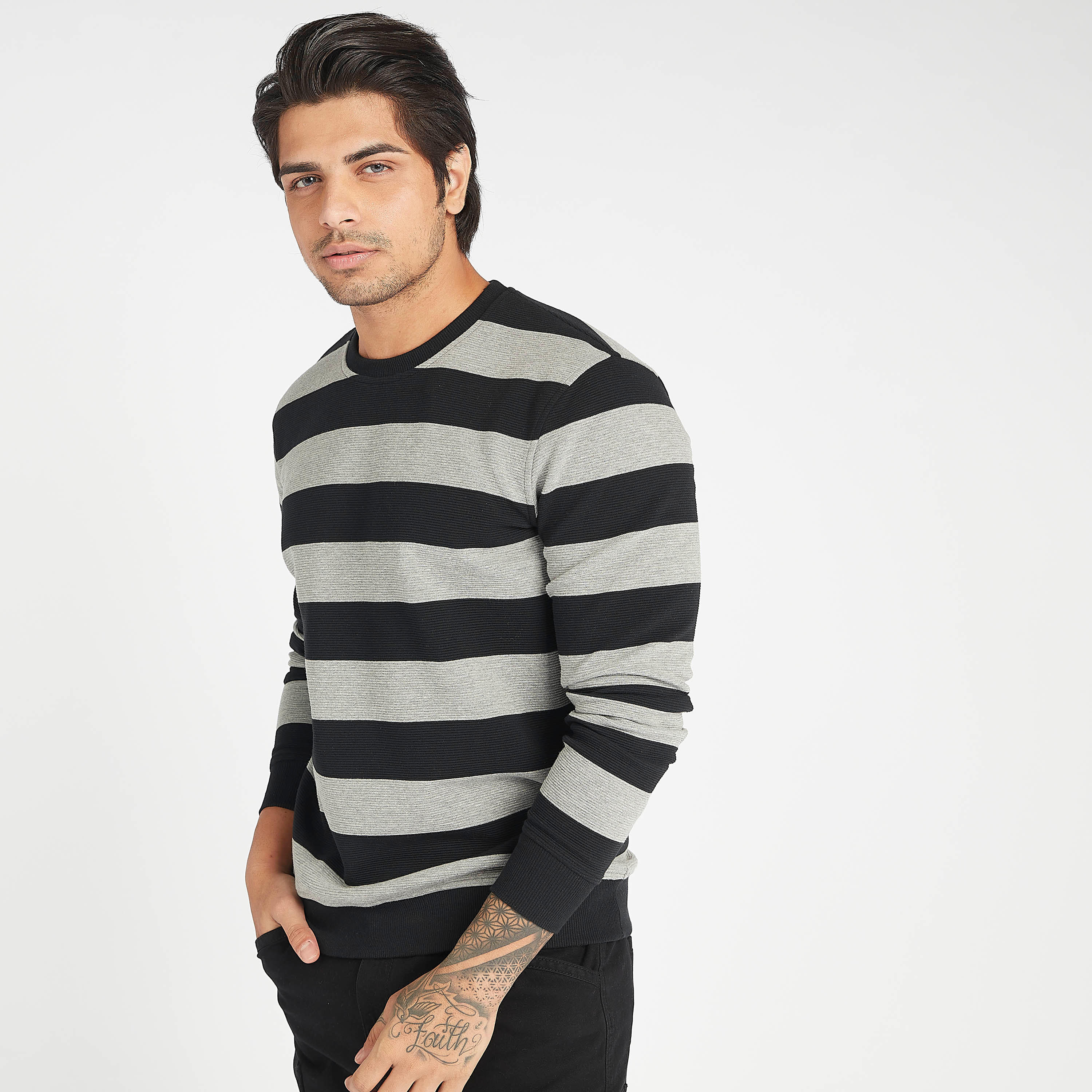 سويت شيرت مستدام مقلّم بياقة ضيّقة وأكمام طويلة-men-winterwear-hoodiesandsweatshirts-image-5