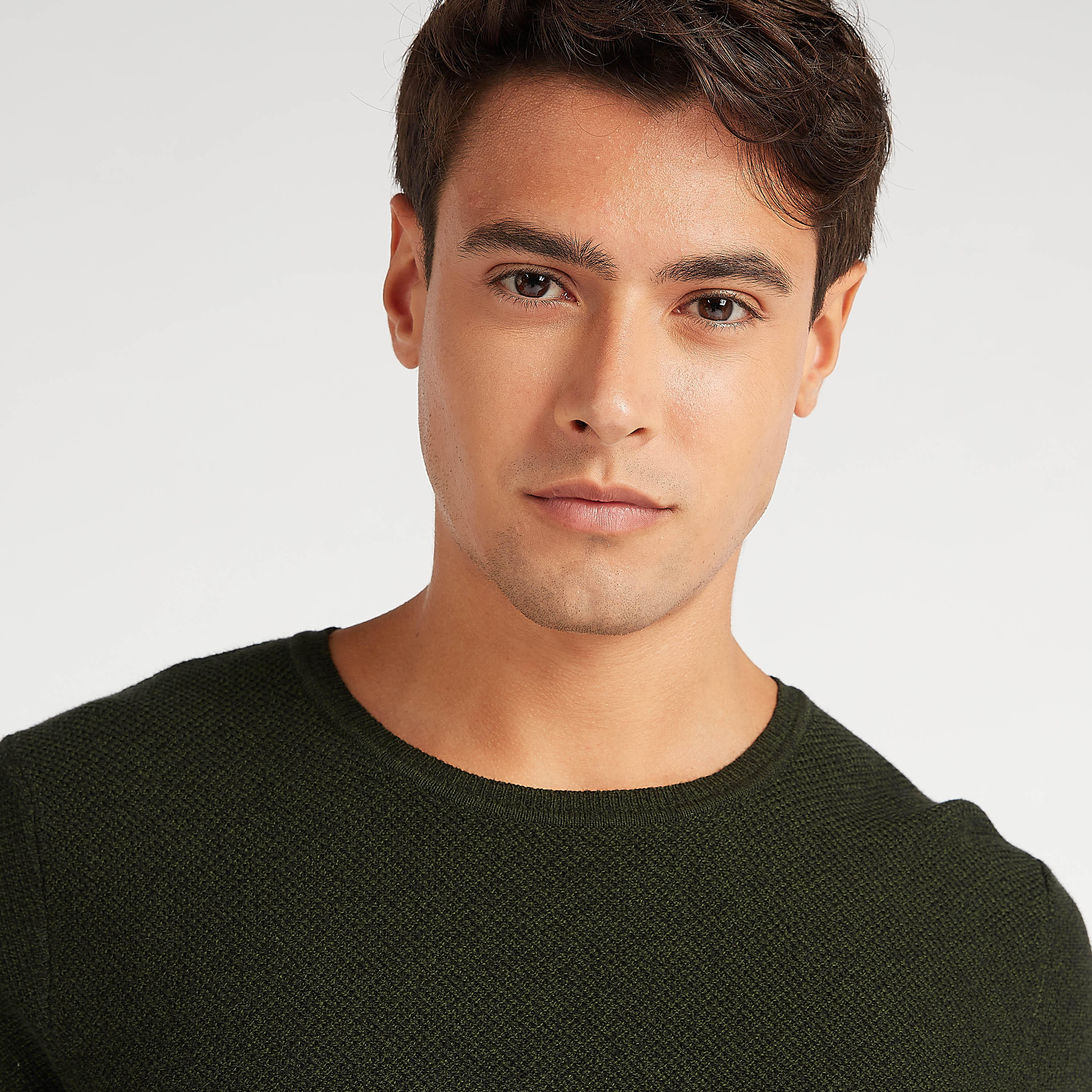 كنزة مستدامة بارزة الملمس بياقة ضيّقة وأكمام طويلة-men-clothing-sweatersandpullovers-image-3