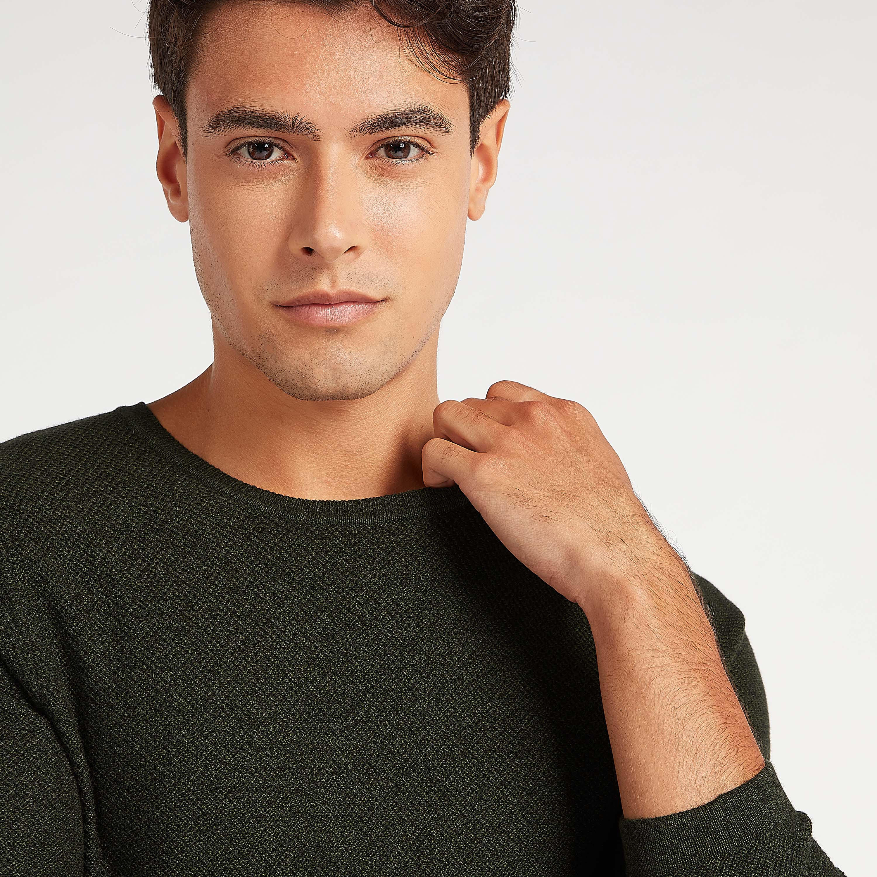 كنزة مستدامة بارزة الملمس بياقة ضيّقة وأكمام طويلة-men-clothing-sweatersandpullovers-image-5