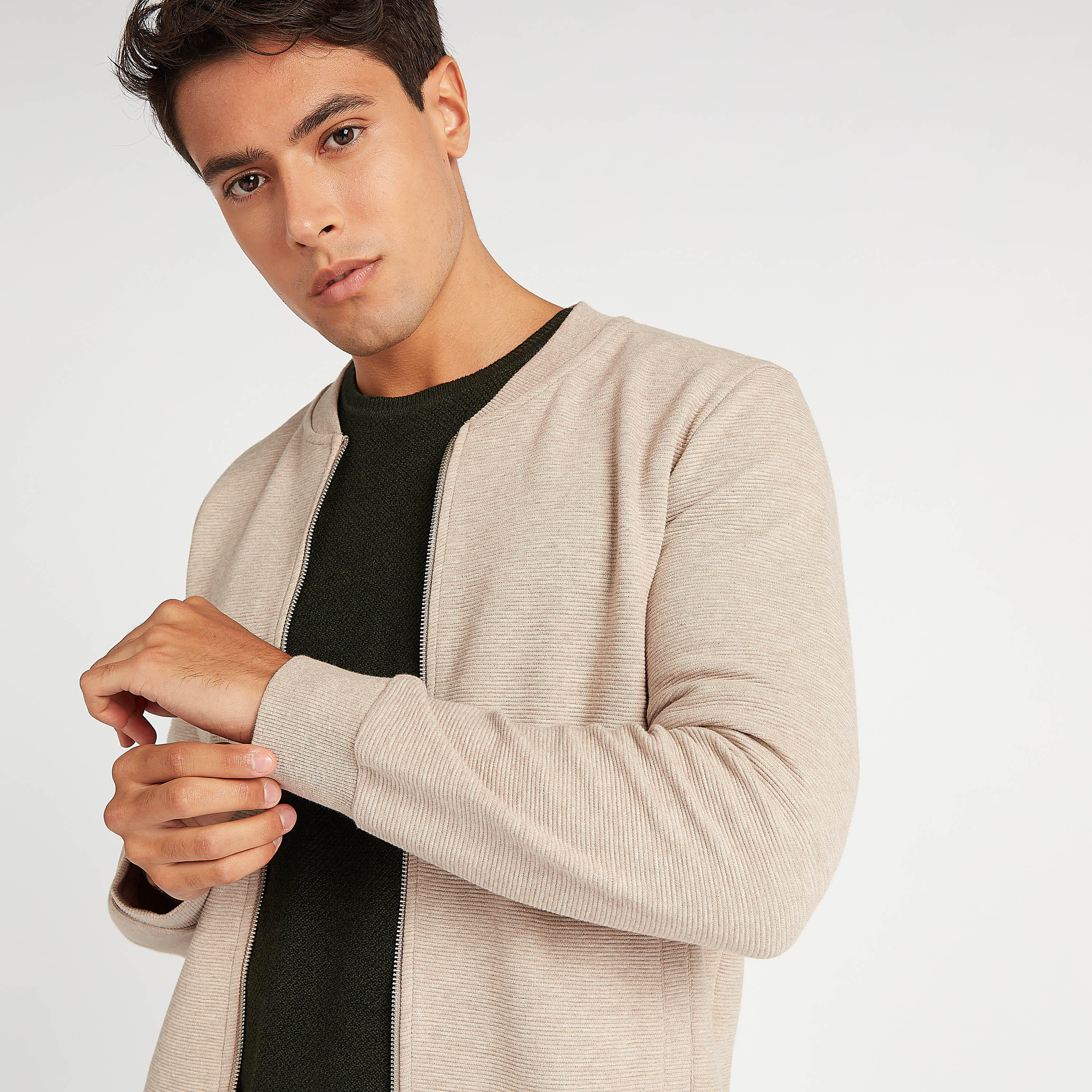 جاكيت مستدام خفيف بارز الملمس مع سحّاب وجيوب-men-clothing-jacketsandblazers-jackets-image-3