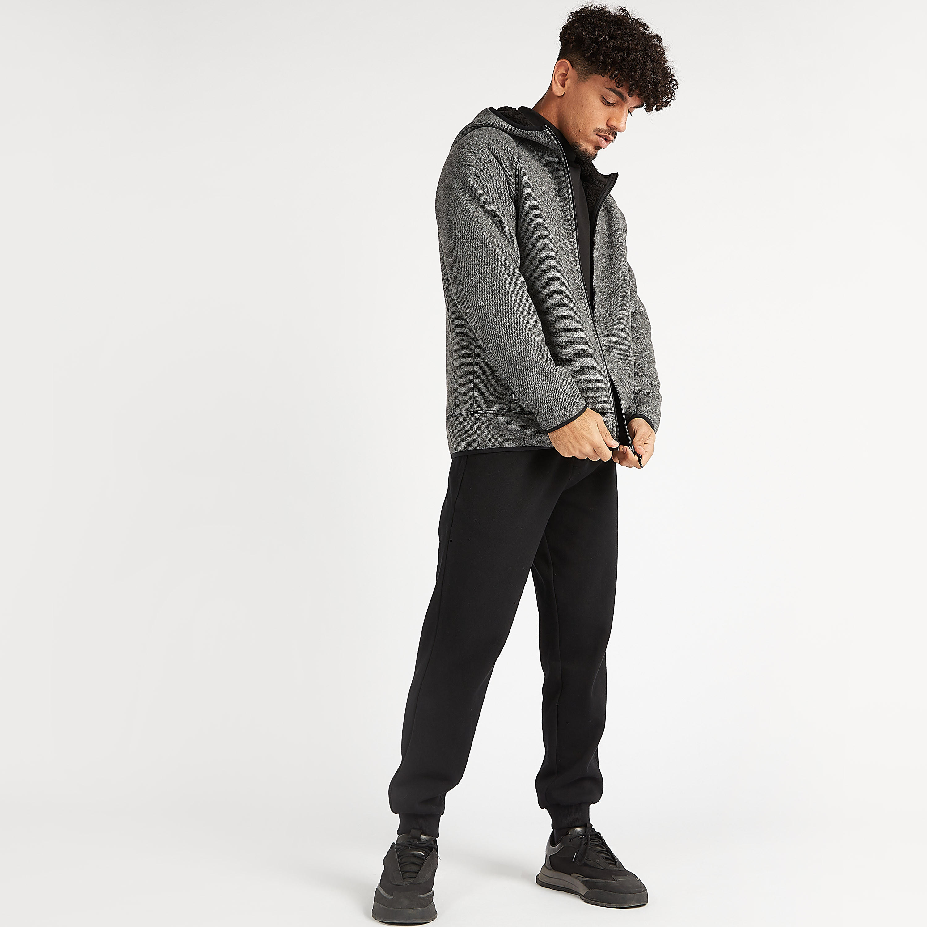 جاكيت بارز الملمس بقبّعة وجيوب وسحّاب-men-clothing-jacketsandblazers-jackets-image-2